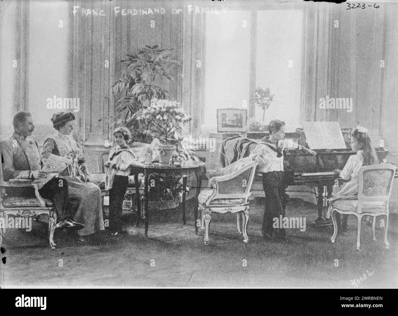 Francesco Ferdinando & famiglia, la fotografia mostra l'arciduca Francesco Ferdinando d'Austria (1863-1914) con sua moglie Sofia, duchessa di Hohenberg (1868-1914) e i loro figli. 1910 e ca. 1915, Glass negative, 1 negativo: Glass Foto Stock