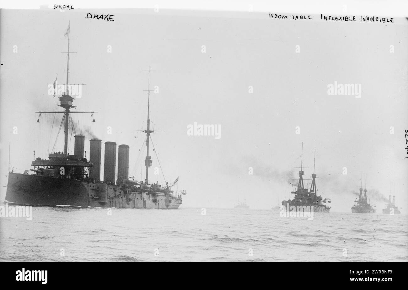 DRAKE, navi INDOMABILI, INFLESSIBILI, INVINCIBILI, foto mostra la HMS Drake (1901), un incrociatore corazzato britannico, e tre incrociatori da battaglia della classe Invincible britannici attivi nella prima guerra mondiale, la HMS Indomitable (1907), la HMS Inxible (1907) e la HMS Invincible (1907)., tra ca. 1910 e ca. 1915, Glass negative, 1 negativo: Glass Foto Stock