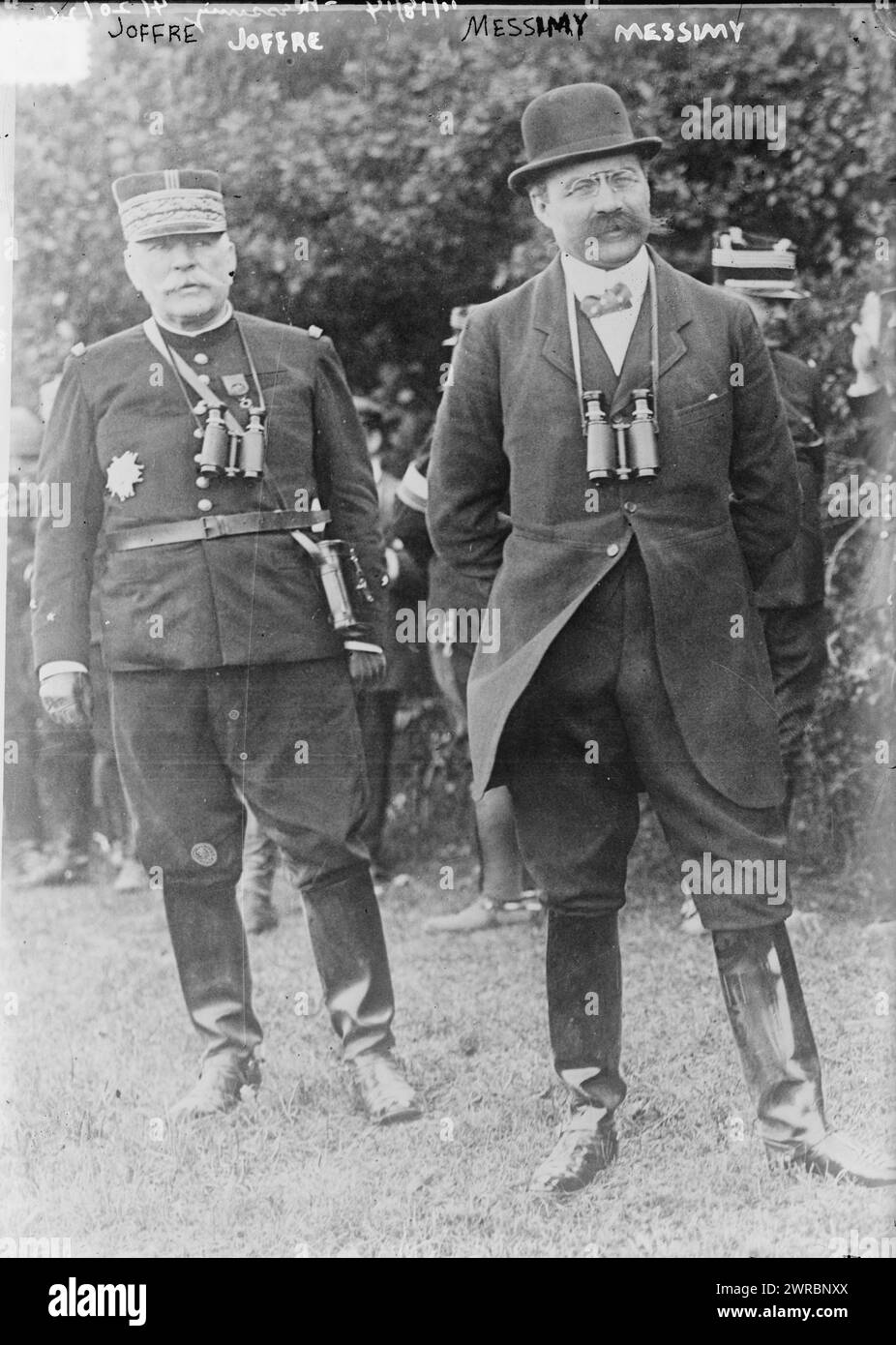 Joffre e Messimy, la fotografia mostra Adolphe Messimy (1869-1935), un politico francese e ministro della guerra all'inizio della prima guerra mondiale con il generale Joseph Jacques Césaire Joffre (1852-1931) Foto Stock