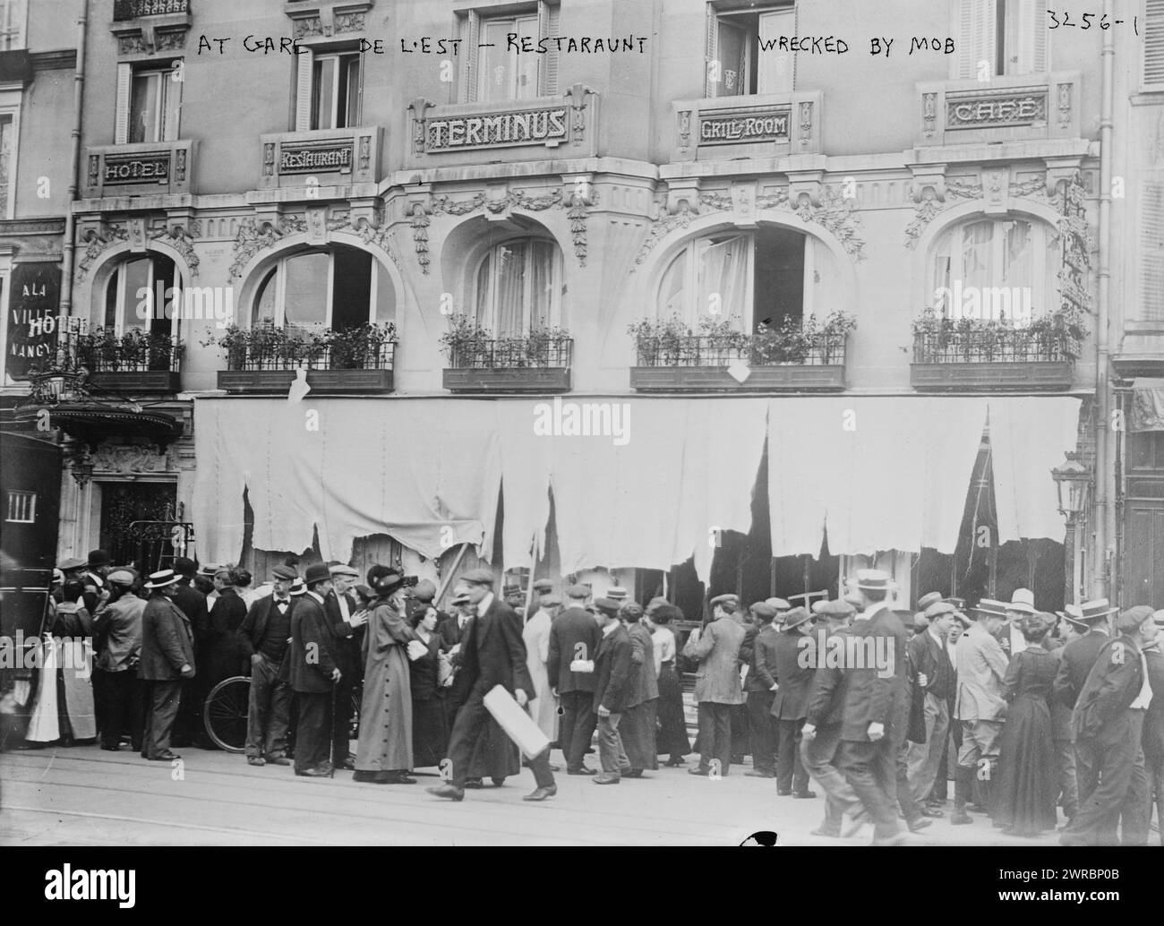 Alla Gare De l'Est, ristorante distrutto dalla folla, la fotografia mostra un ristorante a Parigi, Francia, che è stato attaccato da una folla durante la violenza anti-tedesca all'inizio della prima guerra mondiale, 1914, guerra mondiale, 1914-1918, Glass negatives, 1 negativo: vetro Foto Stock