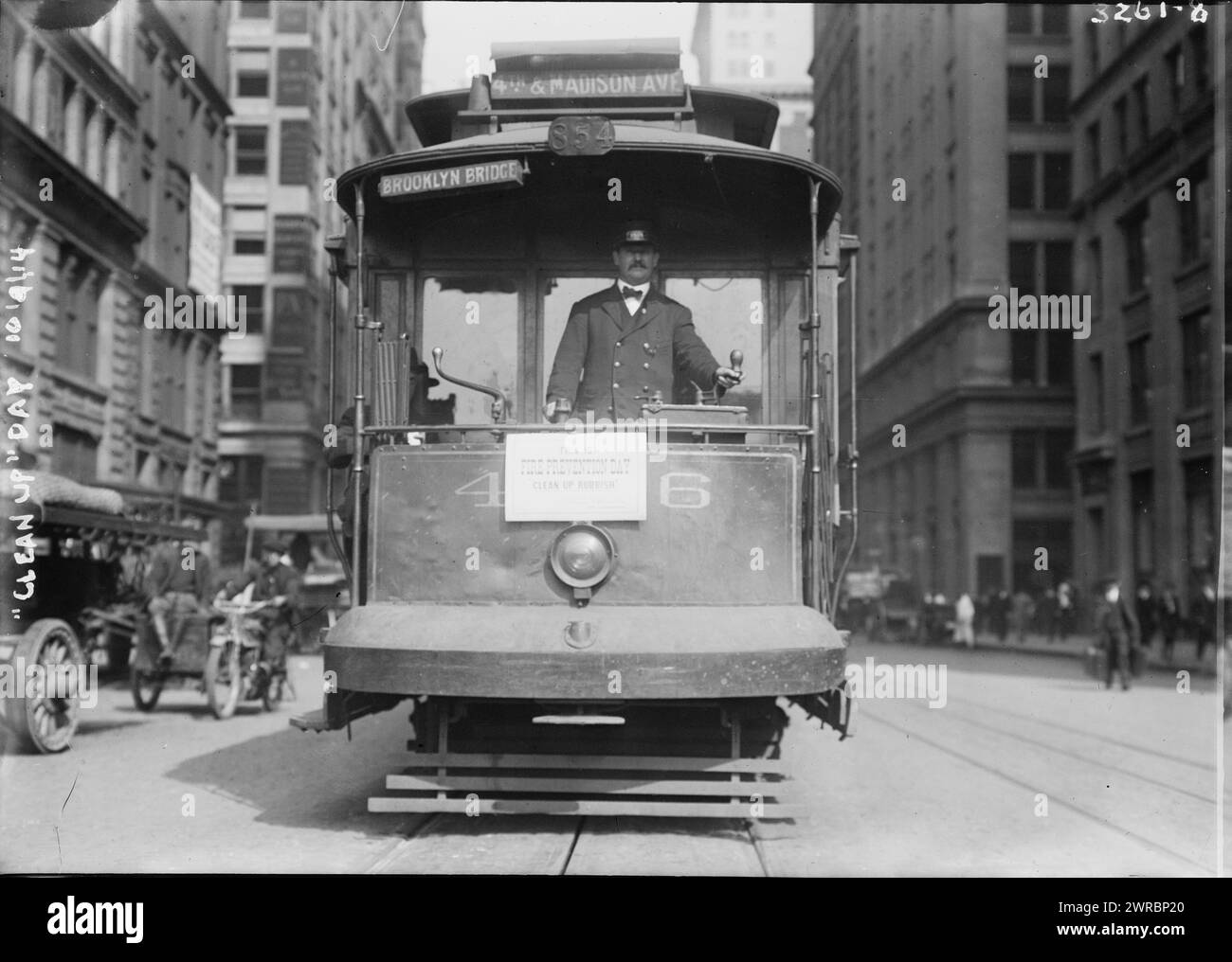 Pulisci il giorno, Street car, 4th e Madison Ave., la fotografia mostra un'auto stradale con il cartello "This is Fire Prevention day, clean up Waste" a New York City., 1914 OTT. 9, Glass negative, 1 negative: Glass Foto Stock