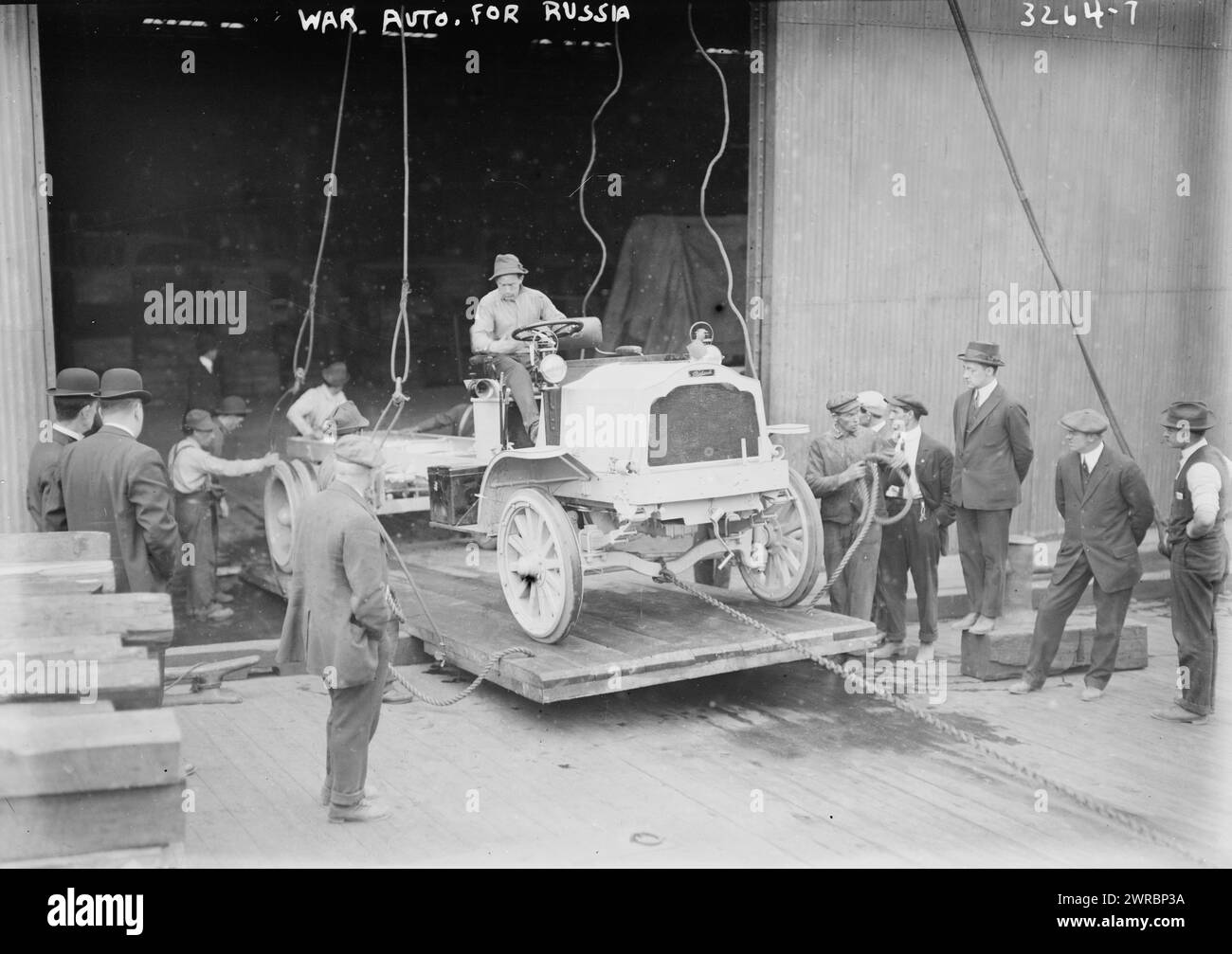 War Auto for Russia, la fotografia mostra un'automobile, probabilmente requisita per lo sforzo bellico in Russia durante la prima guerra mondiale, tra ca. 1914 e ca. 1915, Guerra Mondiale, 1914-1918, Glass negative, 1 negativo: Vetro Foto Stock