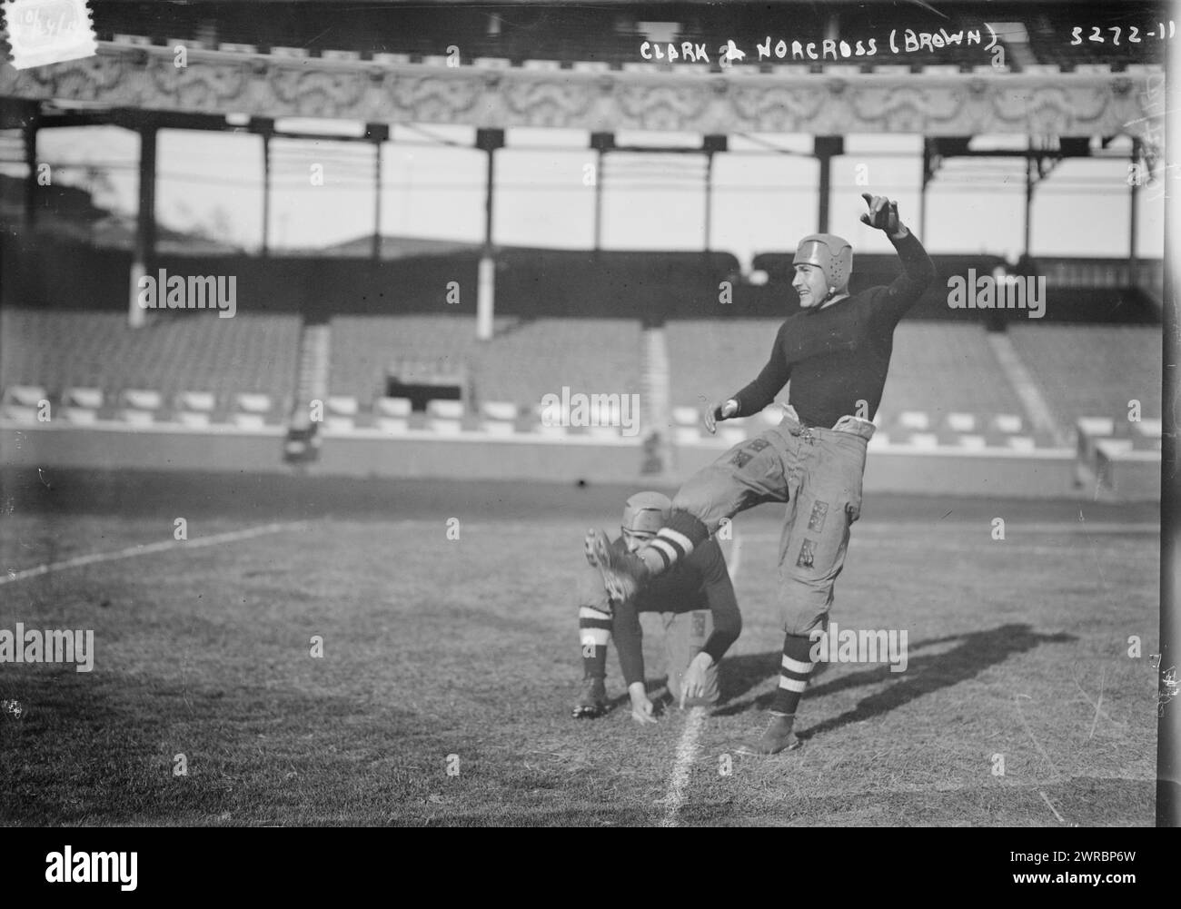 Clark & Norcross (Brown), la fotografia mostra il quarterback Leslie Russell Clark (classe 1918) e il mezzo posteriore sinistro Leonard Hulit Norcross (classe 1918), che ha giocato per la squadra di football della Brown University in una partita contro la Cornell University, tenutasi il 24 ottobre 1914 al Polo Grounds (Brush Stadium) di New York., 1914 ottobre 24., Glass negative, 1 negative: Glass Foto Stock