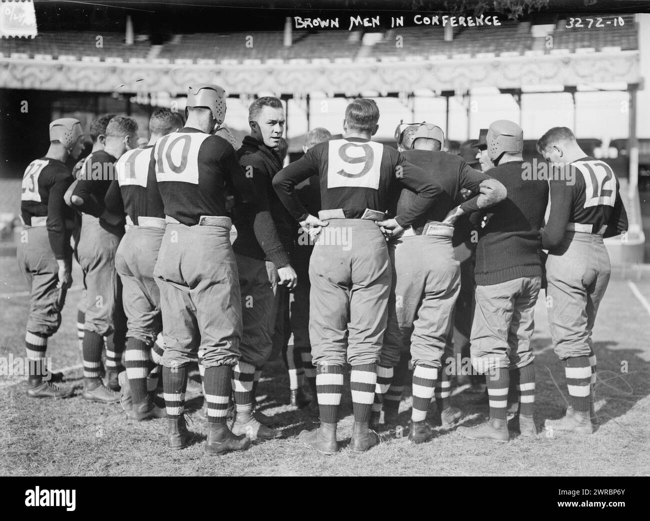 Uomini Brown in conferenza, la fotografia mostra un huddle di giocatori per la squadra di football della Brown University, tra cui: Left Guard William Wallace Wade (1892-1986) (giocatore n.. 10) e l'tackle sinistro Walter Kenneth Sprague, (giocatore n.. 9) durante la partita contro Cornell che si è tenuta il 24 ottobre 1914 al Polo Grounds (Brush Stadium) di New York City., 1914 ottobre 24, Glass negative, 1 negative: Glass Foto Stock