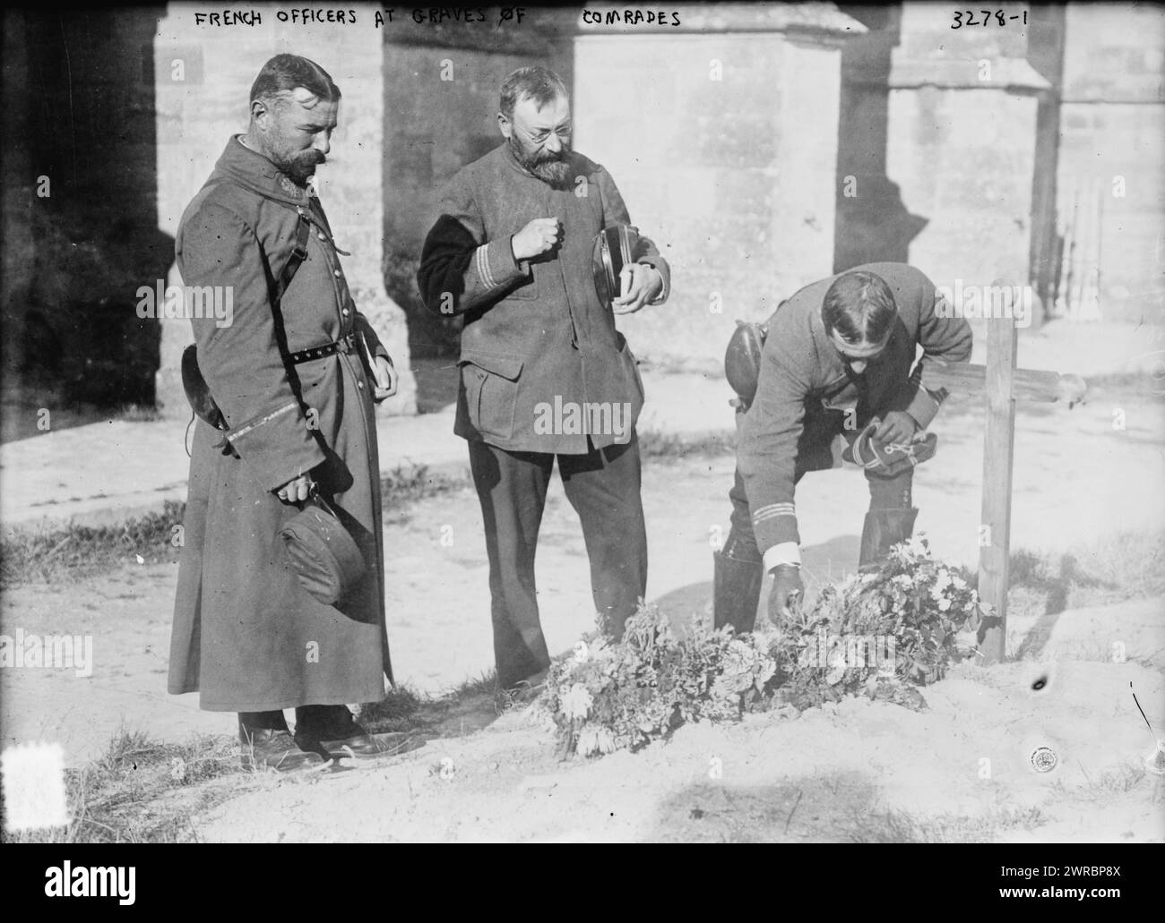 Ufficiali francesi alle tombe dei compagni, la fotografia mostra ufficiali francesi che depongono fiori su tombe di soldati durante la prima guerra mondiale, 1914, guerra mondiale, 1914-1918, negativi di vetro, 1 negativo: vetro Foto Stock