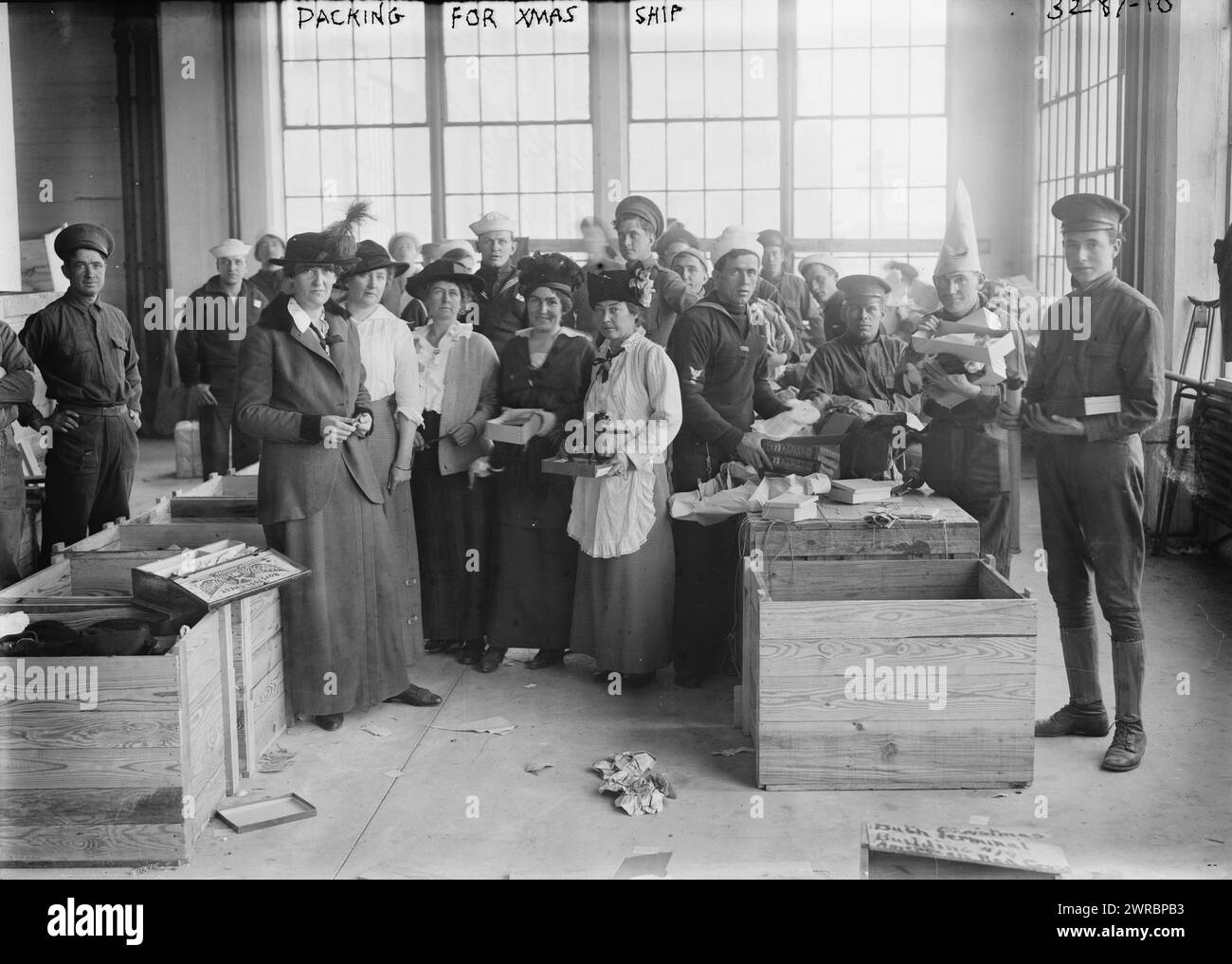 Imballaggio per la nave di Natale, la fotografia mostra le persone che confezionano regali di Natale per gli Stati Uniti Jason che salpò da New York il 14 novembre 1914 trasportando circa 6 milioni di regali per i bambini d'Europa colpiti dalla prima guerra mondiale, 1914, guerra mondiale, 1914-1918, Glass negatives, 1 negativo: vetro Foto Stock