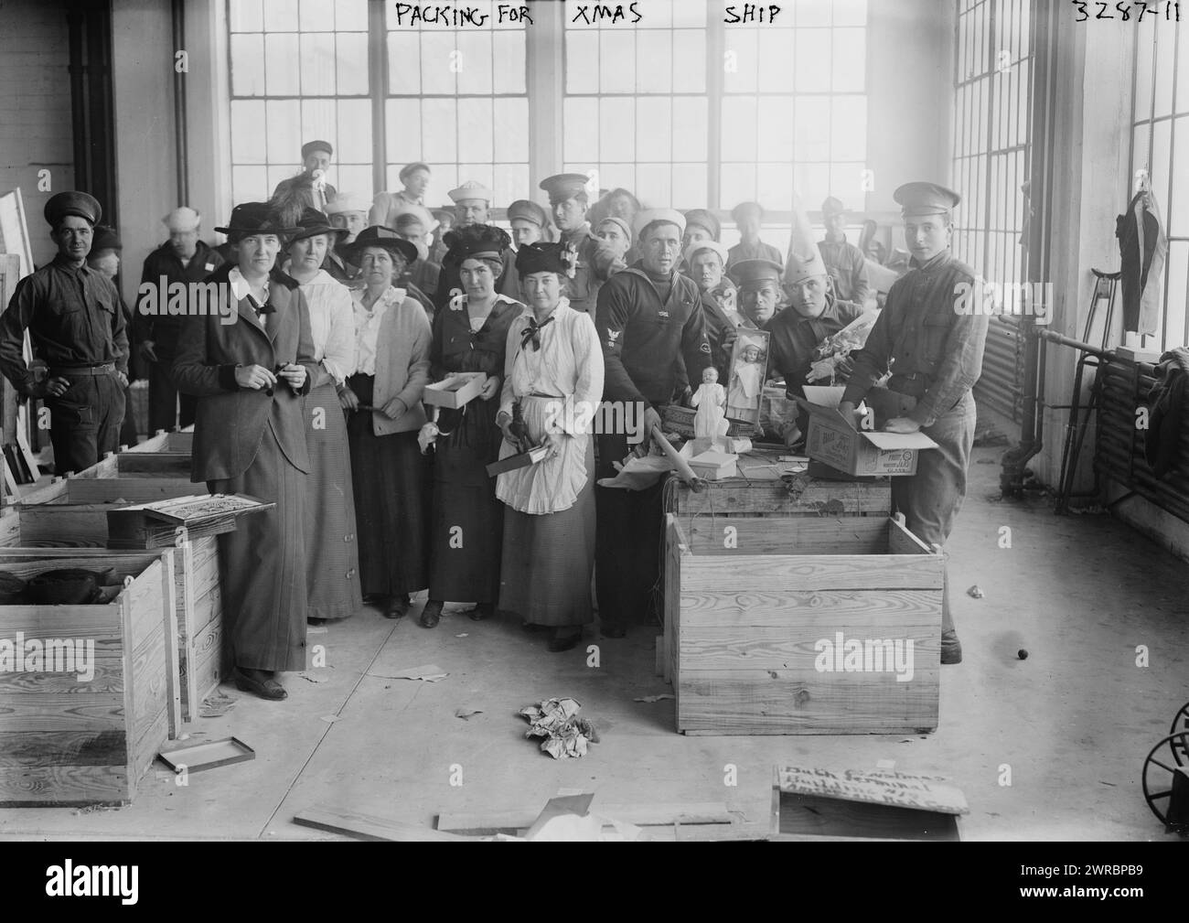Imballaggio per la nave di Natale, la fotografia mostra le persone che confezionano regali di Natale da mettere sulla U.S.S. Jason che salpò da New York il 14 novembre 1914 trasportando circa 6 milioni di regali per i bambini d'Europa colpiti dalla prima guerra mondiale, 1914, guerra mondiale, 1914-1918, Glass negatives, 1 negativo: vetro Foto Stock