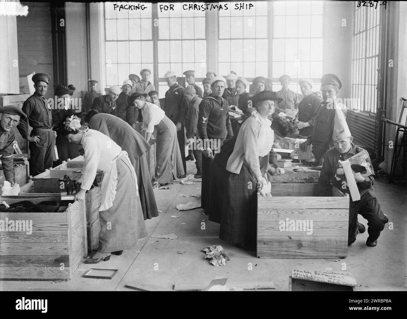 Imballaggio per la nave di Natale, la fotografia mostra le persone che confezionano regali di Natale per gli Stati Uniti Jason che salpò da New York il 14 novembre 1914 portando circa 6 milioni di regali per i bambini d'Europa colpiti dalla prima guerra mondiale, 1914, Glass negative, 1 negative: Vetro Foto Stock
