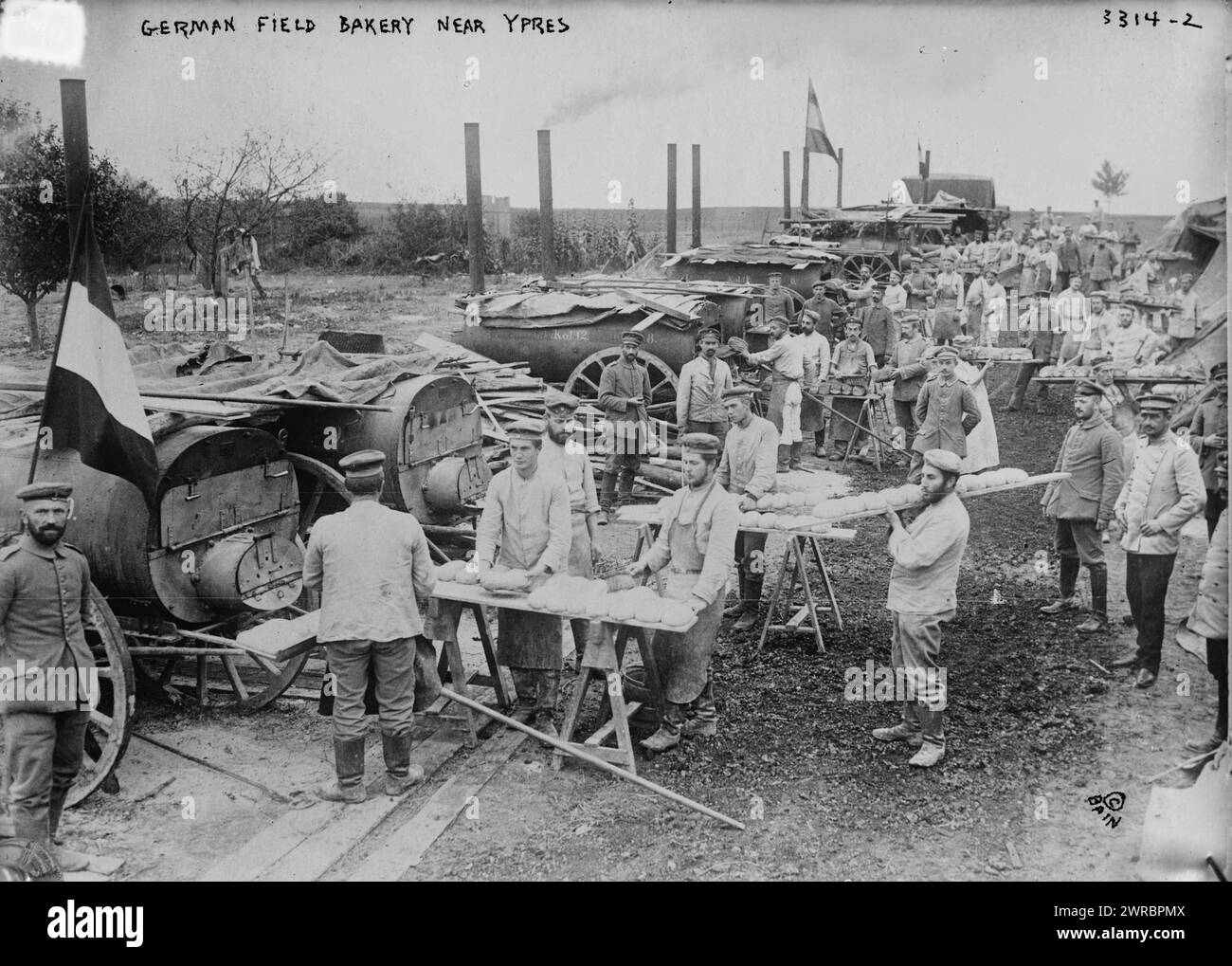 Panetteria tedesca vicino a Ypres, la fotografia mostra gli uomini che cucinano pane in forni mobili vicino a Ypres, Belgio durante la prima guerra mondiale, 1914, guerra mondiale, 1914-1918, Glass negatives, 1 negativo: vetro Foto Stock