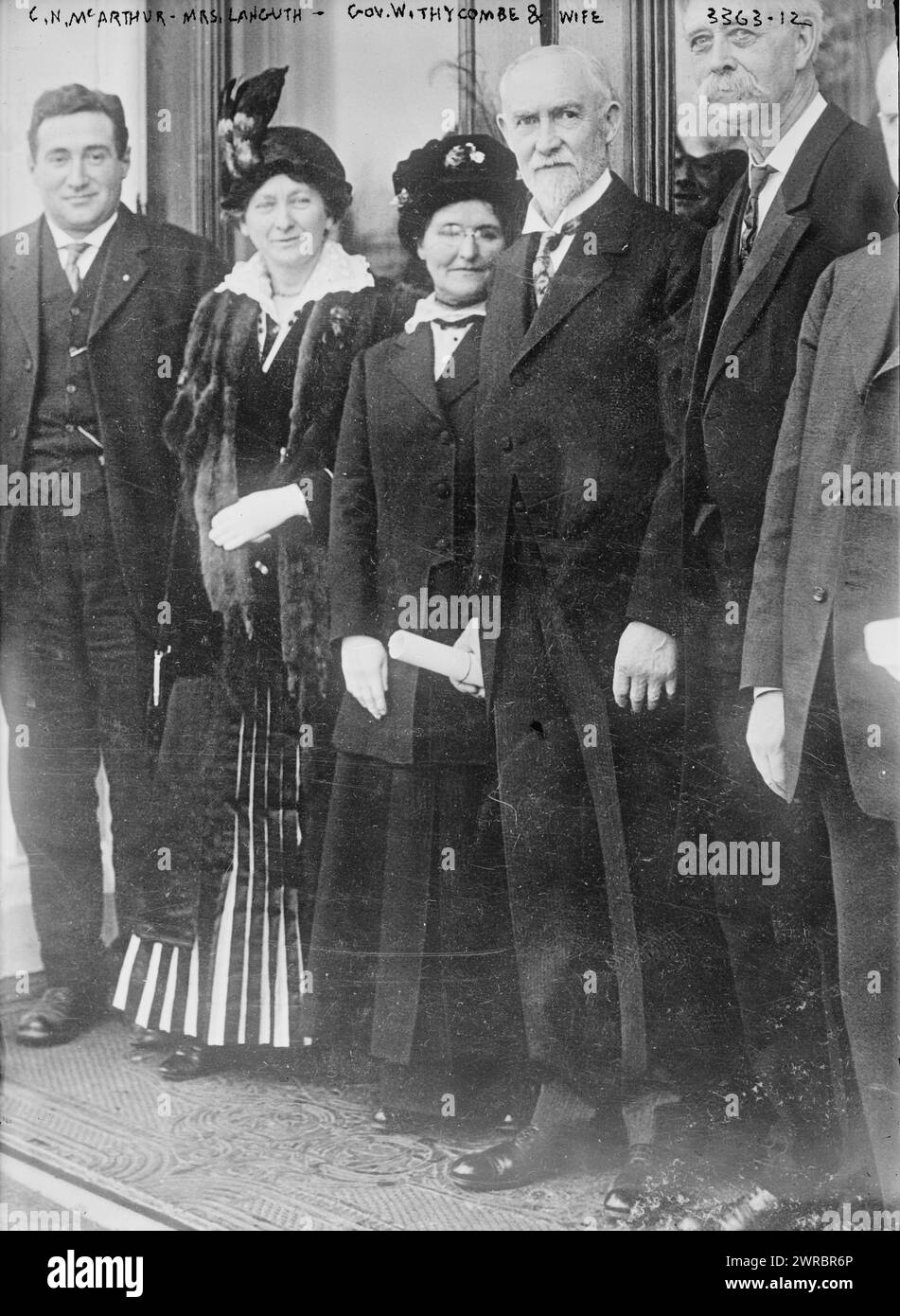 C.N. McArthur, Mrs. Languth, Gov. Withycombe e moglie, la fotografia mostra il politico James Withycombe (1854-1919), che servì come Governatore dell'Oregon con sua moglie Isabel (Carpenter) Withycombe; Clifton Nesmith McArthur (1879-1923), rappresentante degli Stati Uniti dall'Oregon e giudice capo dell'Oregon Frank A. Moore (1844-1918) (a destra di Withycombe). Fotografia probabilmente scattata il giorno dell'inaugurazione di Withycombe come governatore dell'Oregon il 12 gennaio 1915, fuori dal Campidoglio di Salem, Oregon., 1915 gennaio 12, Glass negatives, 1 negative: Glass Foto Stock