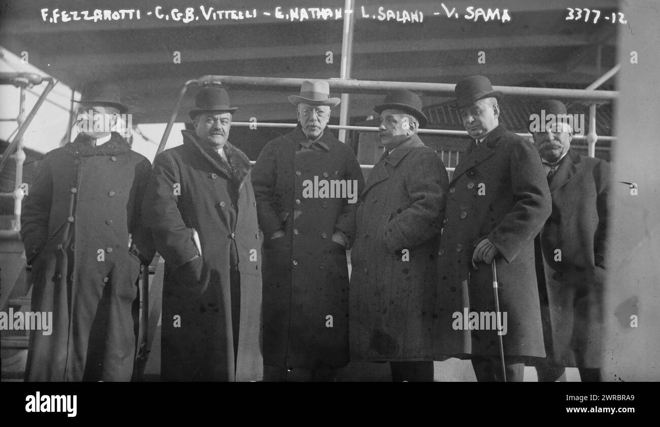F. Fezzarotti, C.G.B. Vittelli, E. Nathan, L. salani ovvero solari, V. Sama, la fotografia mostra da sinistra a destra: F. Fezzarotti, Giambattista Vittelli, Ernesto Nathan (1848-1921), un politico ebreo italo-inglese che servì come sindaco di Roma dal 1907 al 1913; Luigi solari, e Vincent Sarno a bordo della nave. 1910 e ca. 1915, Glass negative, 1 negativo: Glass Foto Stock