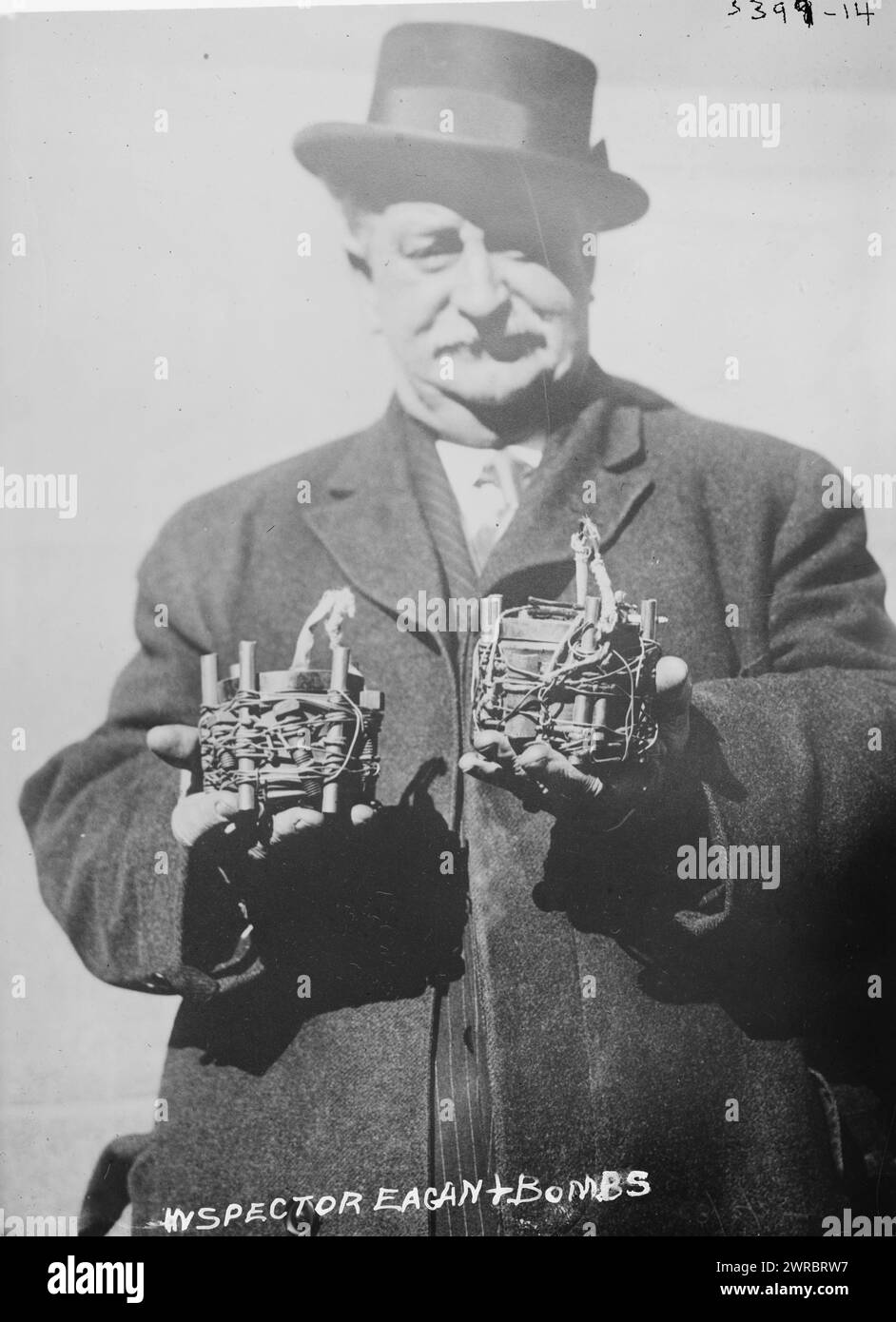 Ispettore Eagan & Bombs, la fotografia mostra Owen Eagan (1957-1920), un esperto di bombe del Bureau of combustibles dei Vigili del fuoco di New York. Sta tenendo in mano una bomba recuperata da un tentato attentato anarchico di St. Patrick's Cathedral, New York City il 2 marzo 1915, tra ca. 1910 e ca. 1915, Glass negative, 1 negativo: Glass Foto Stock