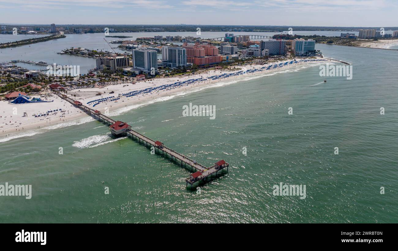 Clearwater Beach, Florida, Stati Uniti. 11 marzo 2024. Catturando la vibrante pausa primaverile di Clearwater Beach dall'alto, la prospettiva di un drone rivela spiagge baciate dal sole, folle vivaci e naviganti gioiosi che assaporano il calore di una perfetta giornata primaverile. (Credit Image: © Walter G Arce Sr Grindstone medi/ASP) SOLO PER USO EDITORIALE! Non per USO commerciale! Foto Stock