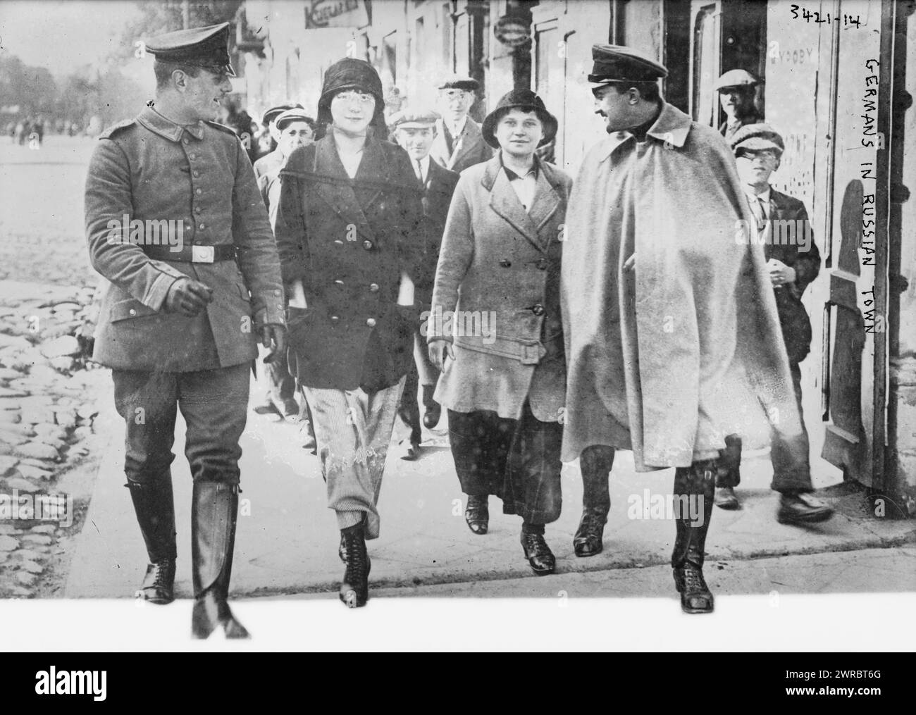 Tedeschi nella città russa, la fotografia mostra i soldati tedeschi che camminano con le donne in una città russa durante la prima guerra mondiale, tra il 1914 e CA. 1915, Guerra Mondiale, 1914-1918, Glass negative, 1 negativo: Vetro Foto Stock