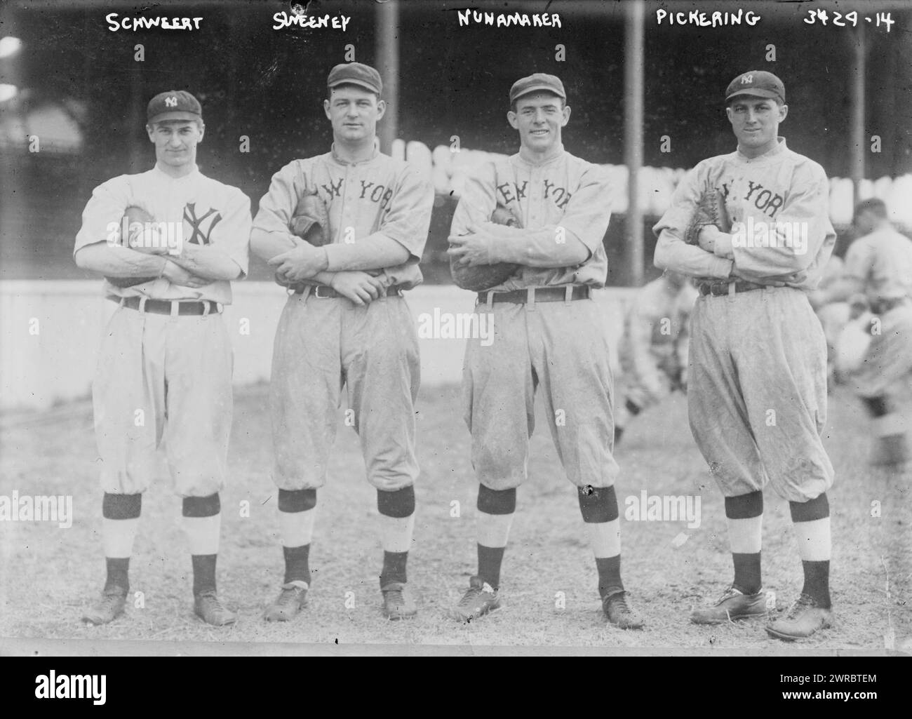PI Schwert, ed Sweeney, Les Nunamaker, Arthur Pickering (semi-pro catcher), New York AL (baseball), 1915., Glass negative, 1 negativo: Vetro Foto Stock