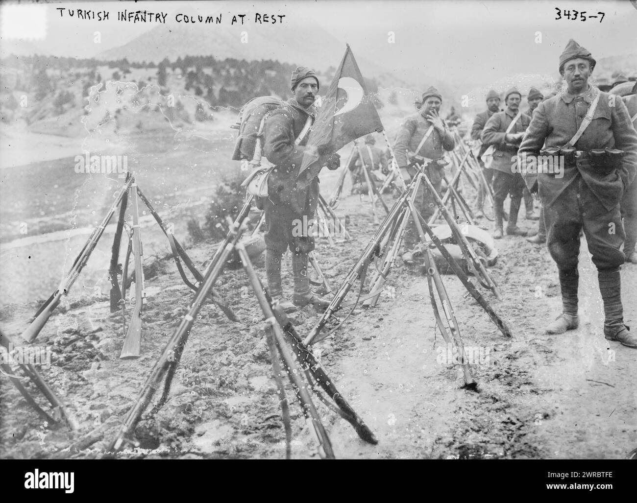 Colonna di fanteria turca a riposo, la fotografia mostra i soldati turchi (Impero Ottomano) con bandiera e fucili durante la prima guerra mondiale, tra ca. 1914 e ca. 1915, Guerra Mondiale, 1914-1918, Glass negative, 1 negativo: Vetro Foto Stock