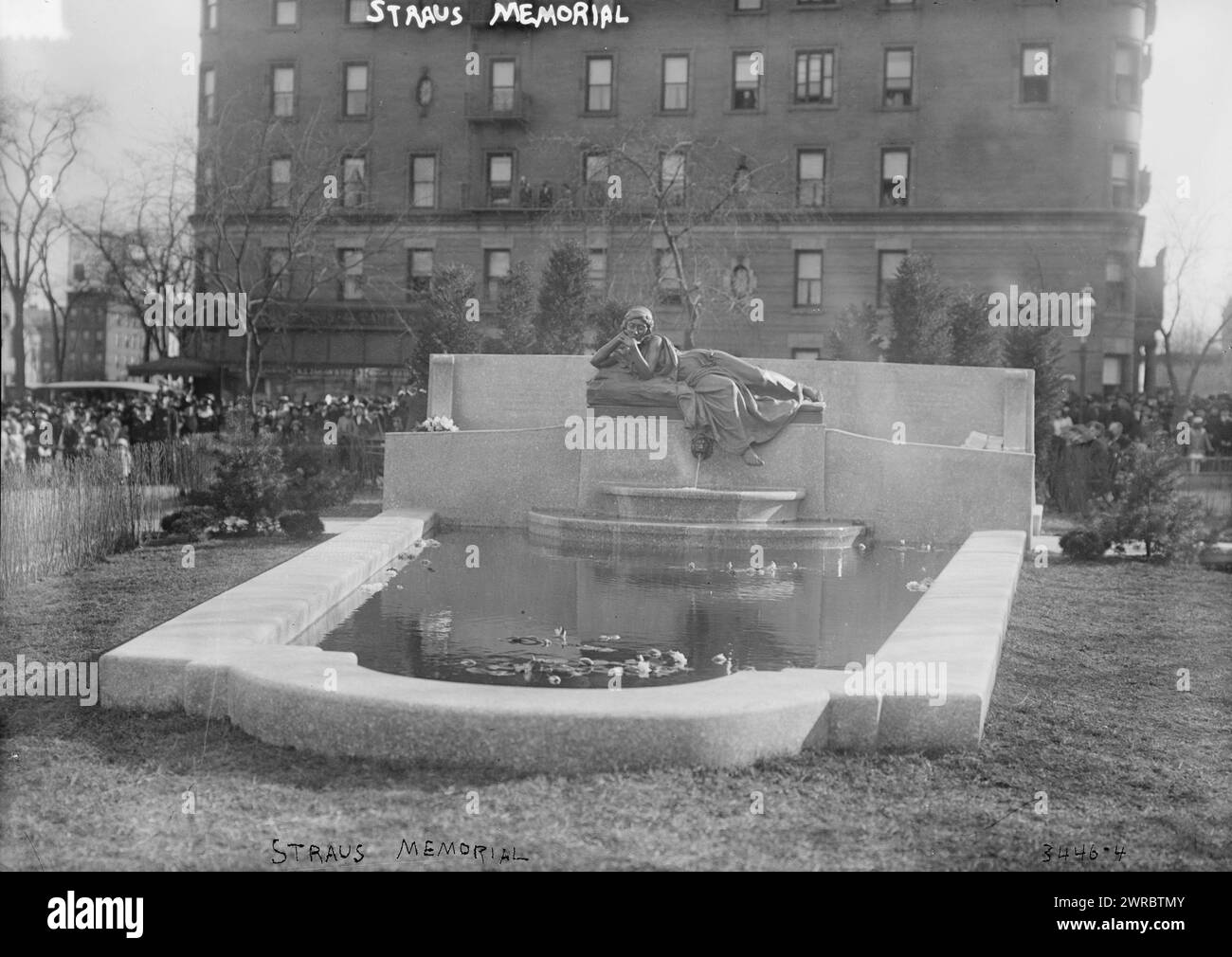 Straus Memorial, la fotografia mostra lo Straus Memorial Park a New York. Il memoriale e il parco sono stati dedicati il 15 aprile 1915, terzo anniversario della morte di Isidoro e Ida Straus sul Titanic., 1915 aprile 15, Glass negatives, 1 negative: Glass Foto Stock