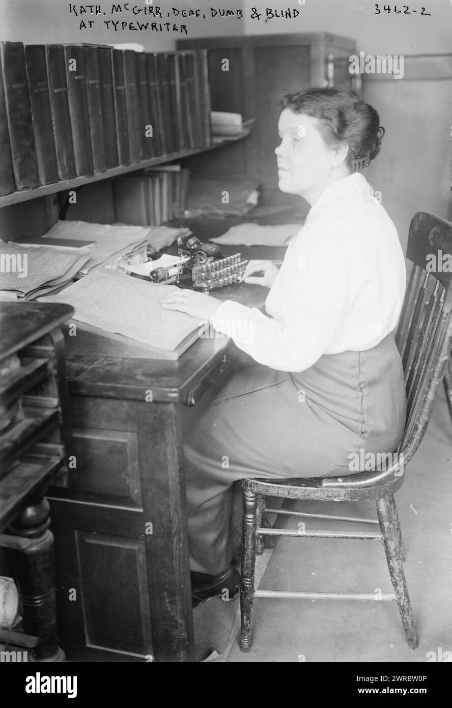 Kath. McGirr, Deaf, Dumb & Blind alla macchina da scrivere, la fotografia mostra Katherine 'Katie' McGirr che usa una macchina da scrivere per trascrivere lettere scritte in Braille., tra ca. 1910 e ca. 1915, persone sorde, 1910-1920, negativi di vetro, 1 negativo: Vetro Foto Stock