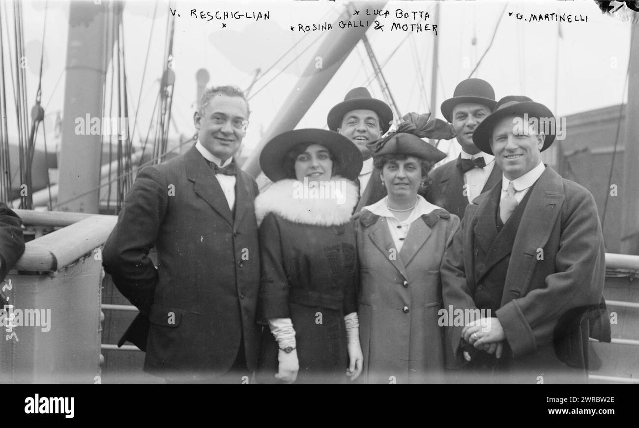 V. Reschiglian, Luca Botta, Rosina Galli e madre, G. Martinelli, la fotografia mostra (da sinistra a destra) il cantante d'opera Vincenzo Reschiglian (1874-1955), la ballerina Rosina Galli (1896-1940), il cantante d'opera Luca Botta (1882-1917), la madre di Galli, un uomo non identificato, e il cantante d'opera Giovanni Martinelli (1885-1969). 1910 e ca. 1915, Glass negative, 1 negativo: Glass Foto Stock