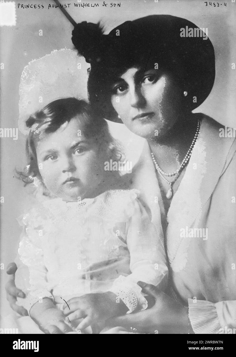 Principessa August Wilhelm & Son, la fotografia mostra la principessa Alexandra Vittoria di Schleswig-Holstein-Sonderburg-Glücksburg (1887-1957) con suo figlio il principe Alessandro Ferdinando di Prussia (1912-1985). 1910 e ca. 1915, Glass negative, 1 negativo: Glass Foto Stock
