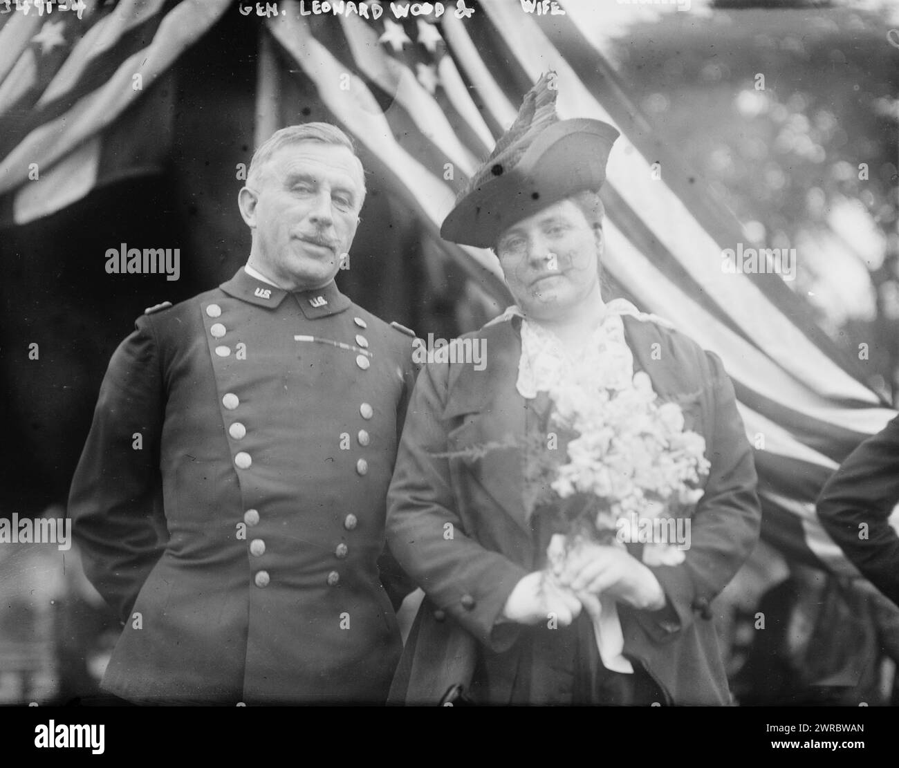 Generale Leonard Wood e moglie, la fotografia mostra il generale Leonard Wood (1860-1927) e sua moglie Louise Adriana Condit Smith (1869-1943). 1910 e ca. 1915, Glass negative, 1 negativo: Glass Foto Stock