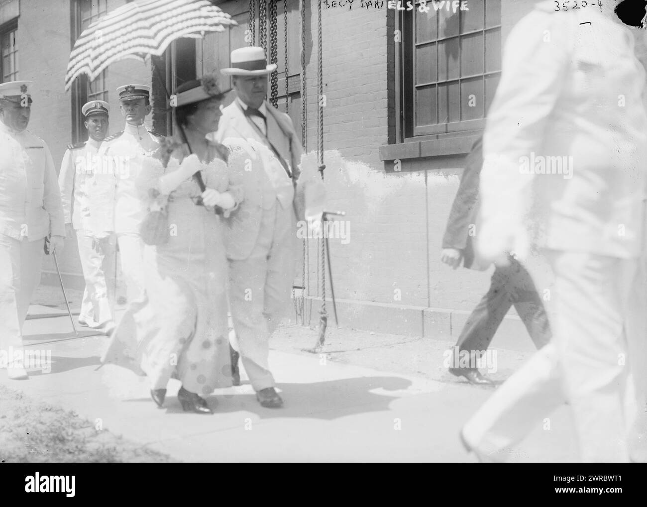 Sec'y Daniels e moglie, la fotografia mostra Josephus Daniels (1862-1948) che ha servito come Segretario della Marina durante la prima guerra mondiale, camminando con sua moglie Addie Worth Bagley Daniels (1869-1943). 1910 e ca. 1915, Glass negative, 1 negativo: Glass Foto Stock