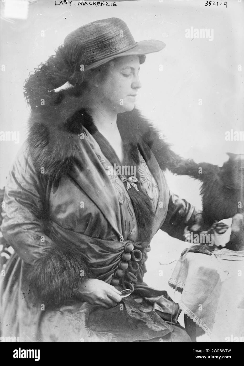Lady Mackenzie, la fotografia mostra Lady Grace Mackenzie che era una grande cacciatrice di selvaggina che divenne popolare grazie ai film e alle fotografie della sua caccia in Africa., tra ca. 1910 e ca. 1915, Glass negative, 1 negativo: Glass Foto Stock