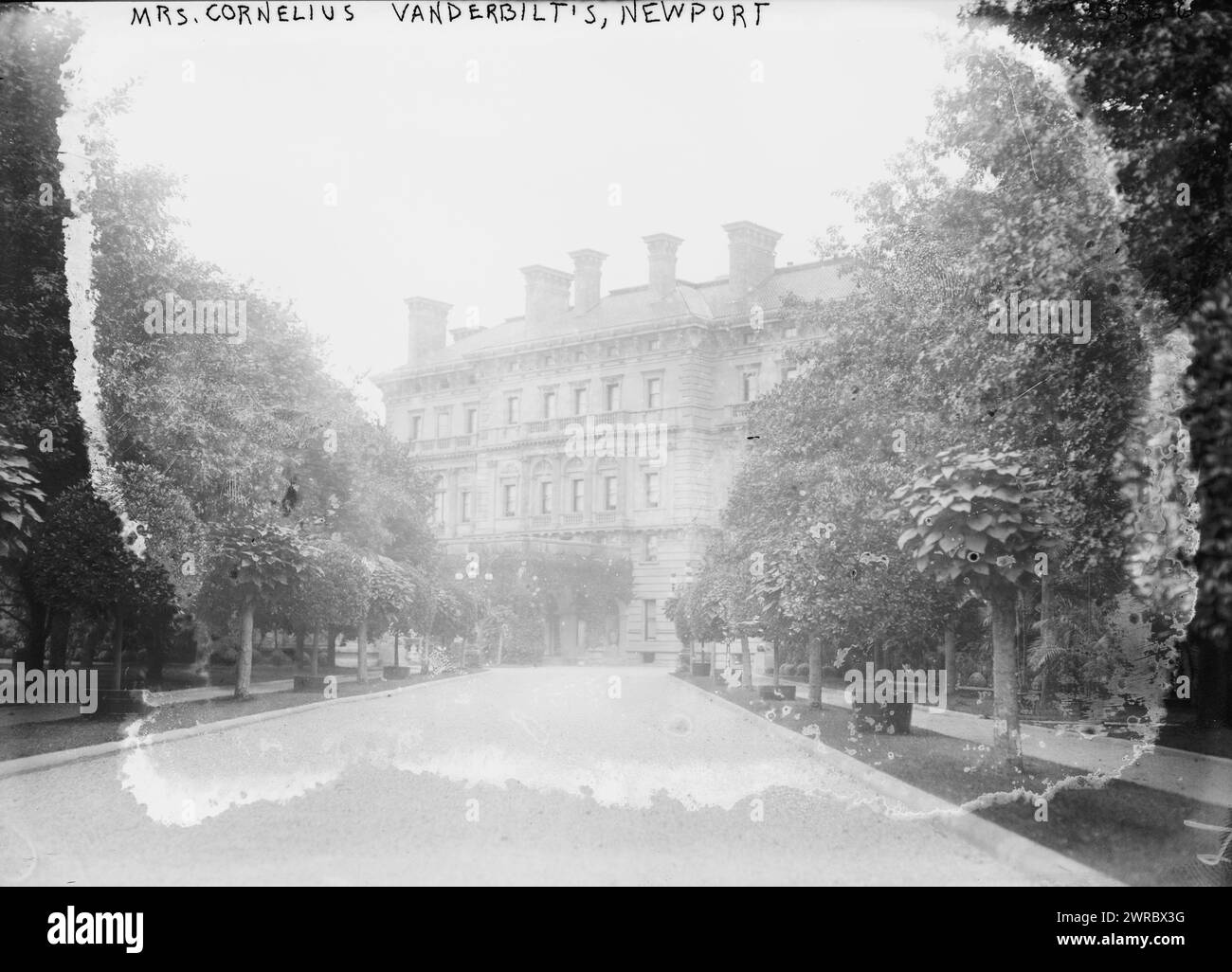 La foto della signora C. Vanderbilt, Newport, mostra "The Breakers", la casa estiva di Cornelius Vanderbilt progettata da Richard Morris Hunt a Newport, Rhode Island., tra circa 1910 e ca. 1915, Newport, Glass negative, 1 negativo: Vetro Foto Stock