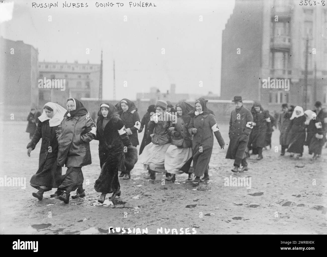 Infermiere russe che vanno al funerale, la fotografia mostra infermiere russe che camminano attraverso una piazza mentre si recano a un funerale durante la prima guerra mondiale, tra il 1914 e ca. 1915, Guerra Mondiale, 1914-1918, Glass negative, 1 negativo: Vetro Foto Stock