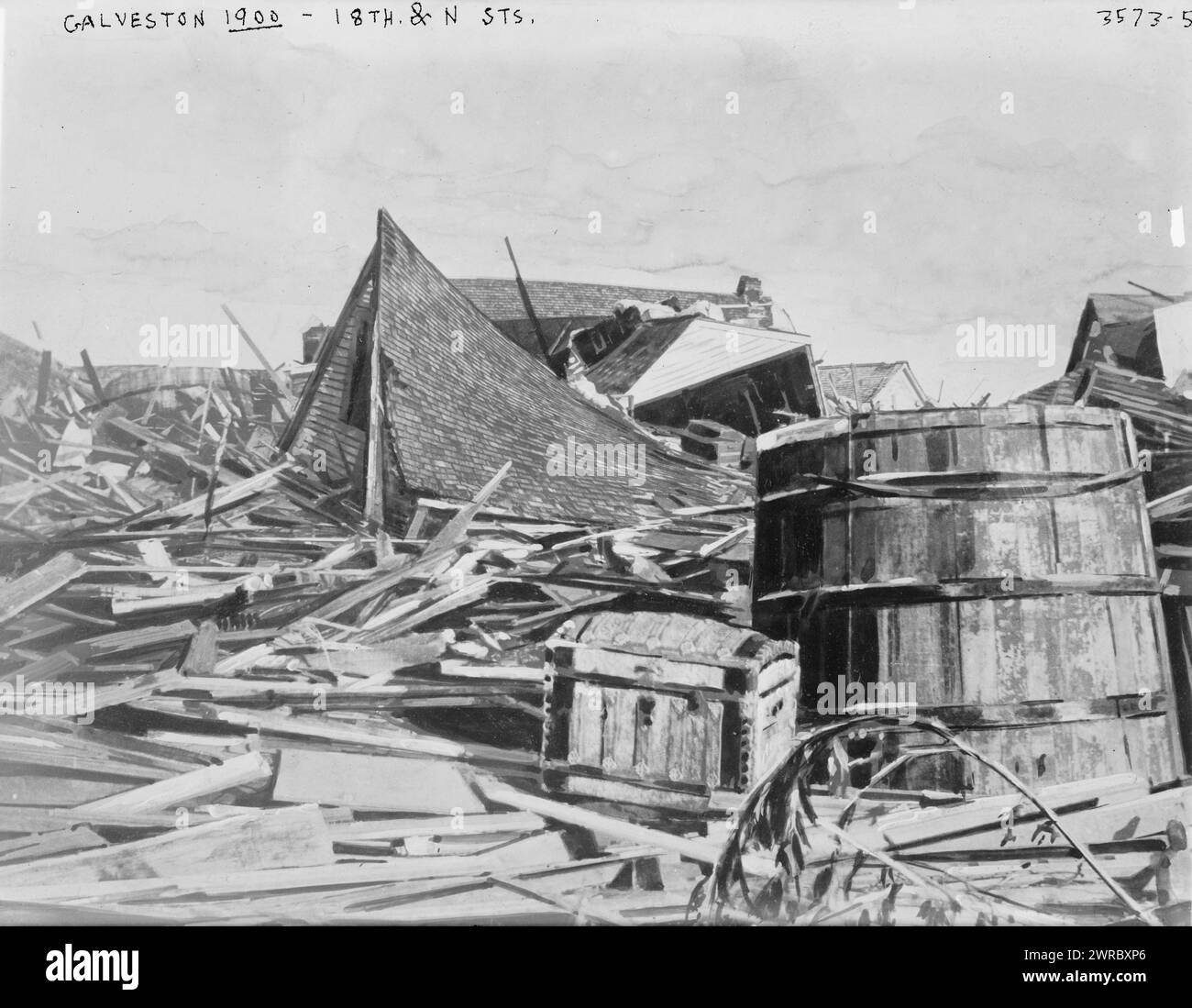 Galveston 1900 - 18th and N Sts., la fotografia mostra le conseguenze dell'uragano di Galveston del 1900., 1900, Glass negative, 1 negative: Glass Foto Stock