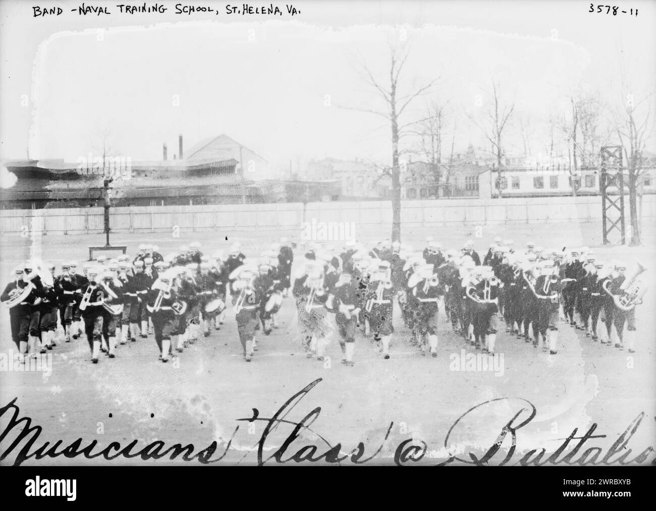 Banda, Scuola di addestramento Navale - St Helena, Virginia, la fotografia mostra la band al St. Helena Naval Training Station a Norfolk, Virginia, tra ca. 1910 e ca. 1915, Glass negative, 1 negativo: Glass Foto Stock
