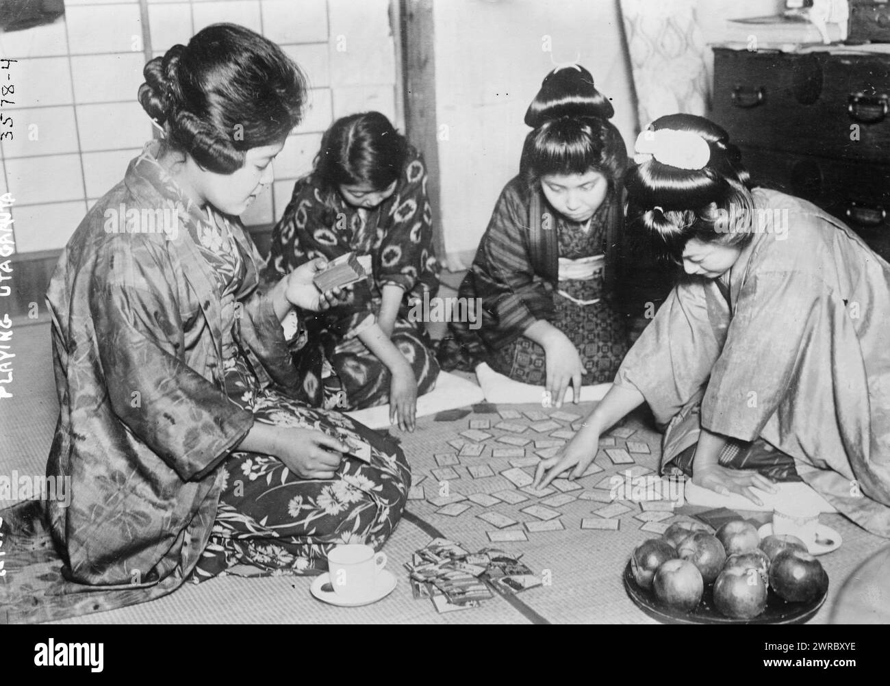 Playing Utagaruta, Photo shows Group of Women playing a card game., 1925 marzo, Glass negative, 1 negative: Glass Foto Stock