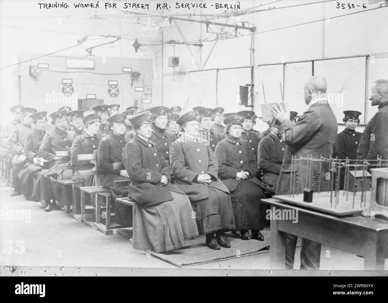 La fotografia mostra donne tedesche che si allenano per diventare autisti di strada a Berlino durante la prima guerra mondiale, tra il 1914 e il ca. 1915, Guerra Mondiale, 1914-1918, Glass negative, 1 negativo: Vetro Foto Stock
