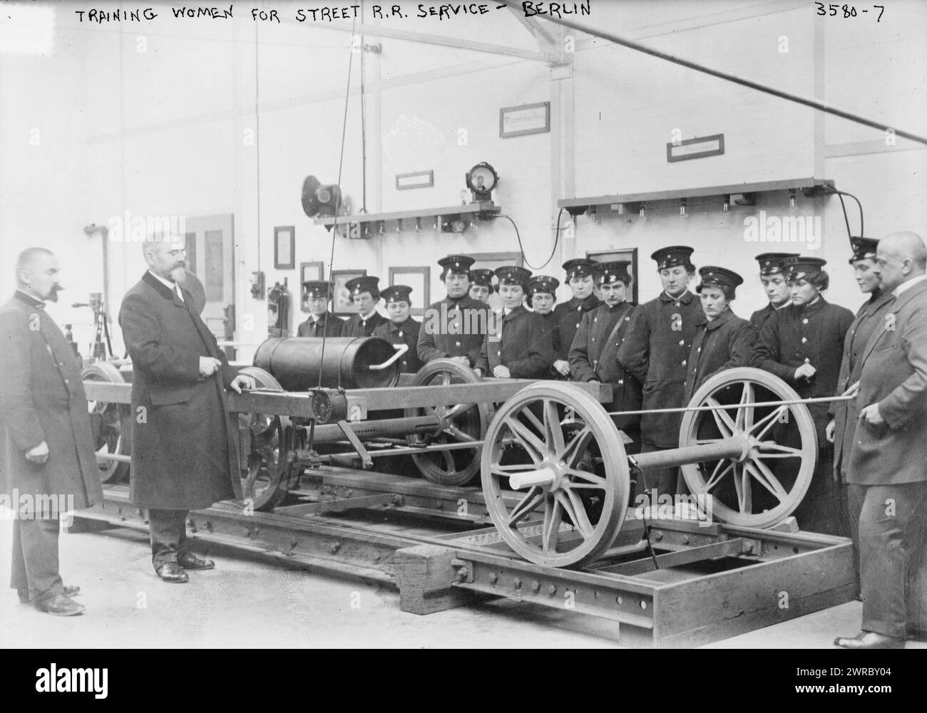Traning Women for Street R.R. ovvero, servizio ferroviario Berlino, la fotografia mostra le donne tedesche che si allenano a diventare autisti di auto di strada a Berlino durante la prima guerra mondiale, tra il 1914 e il CA. 1915, Guerra Mondiale, 1914-1918, Glass negative, 1 negativo: Vetro Foto Stock
