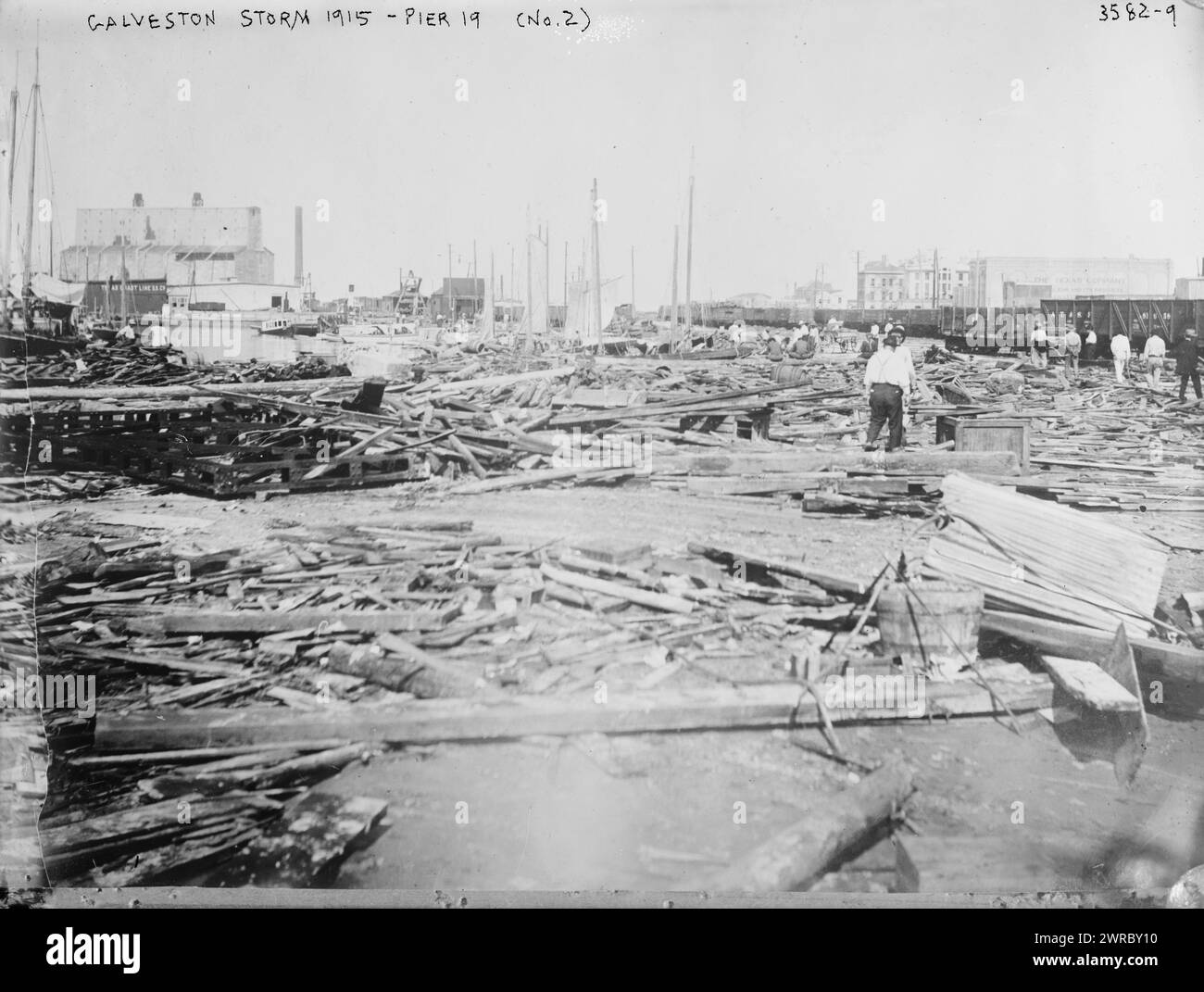 Galveston Storm, 1915, Pier 19 (No. 2), la fotografia mostra le conseguenze dell'uragano Galveston del 1915., 1915., Glass negative, 1 negative: Glass Foto Stock