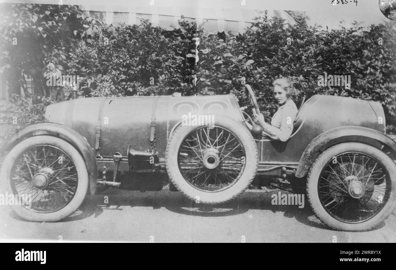 Katherine Drexel Dahlgren nella sua auto da corsa, la fotografia mostra Katherine Drexel Dahlgren (nata nel 1894) in un'automobile., tra ca. 1910 e ca. 1915, Glass negative, 1 negativo: Glass Foto Stock