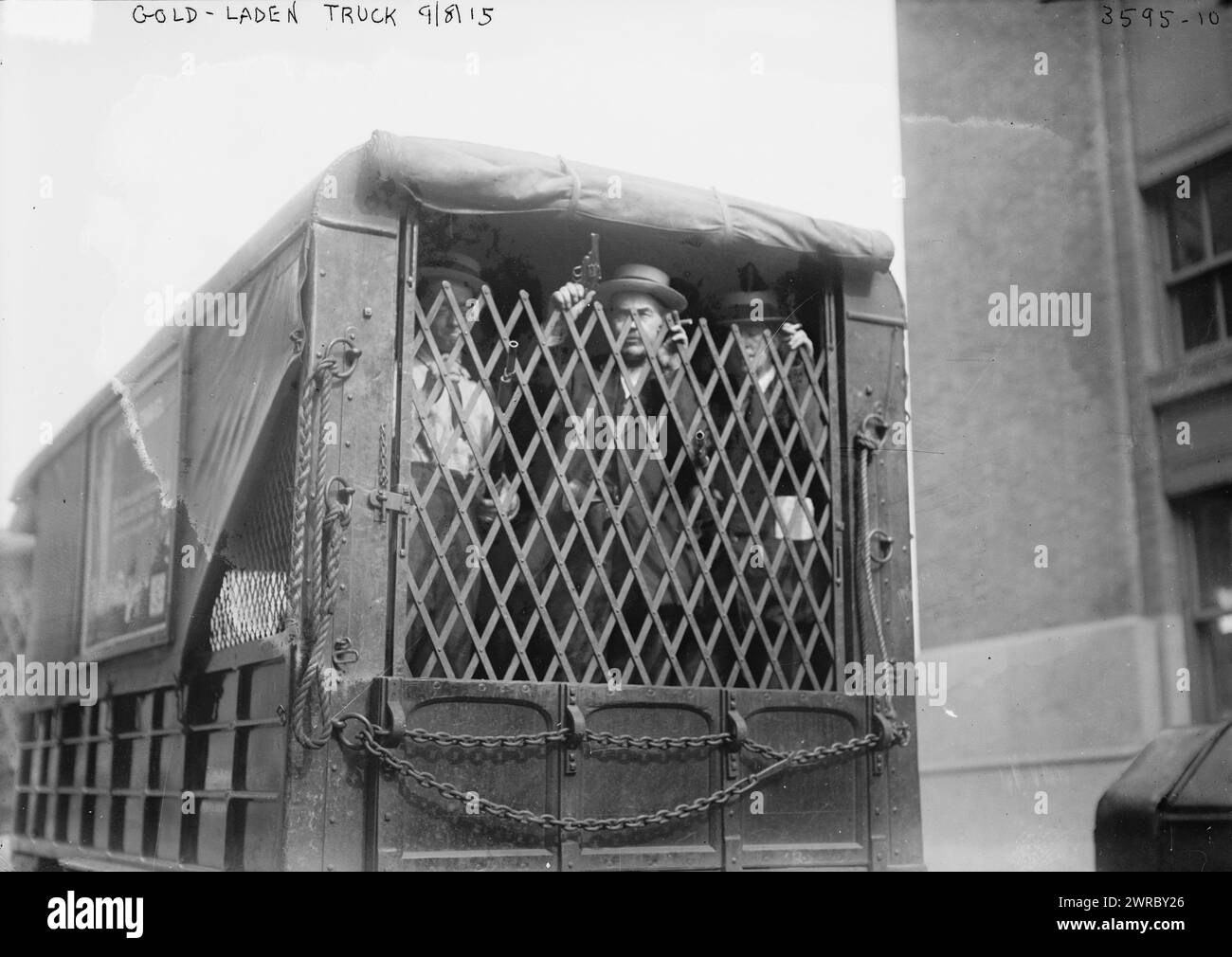 Camion carico d'oro, 8/9/15, la fotografia mostra un uomo con pistola che guarda fuori dall'interno di un camion American Express che trasporta oro spedito dalla Gran Bretagna a New York per la custodia durante la prima guerra mondiale, 8/9/15, Glass negative, 1 negativo: Vetro Foto Stock