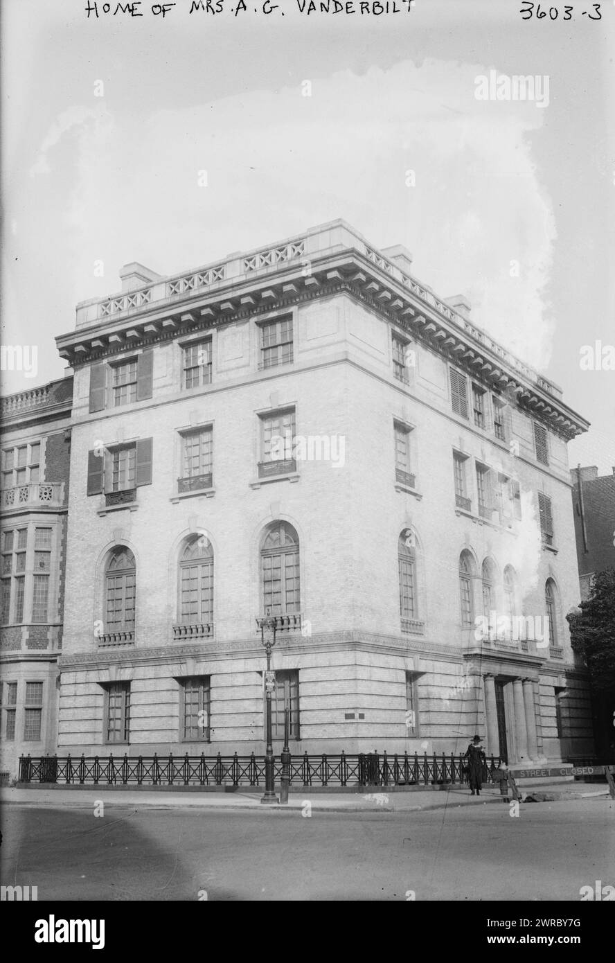 Casa della signora A.G. Vanderbilt, tra ca. 1910 e ca. 1915, Glass negative, 1 negativo: Glass Foto Stock