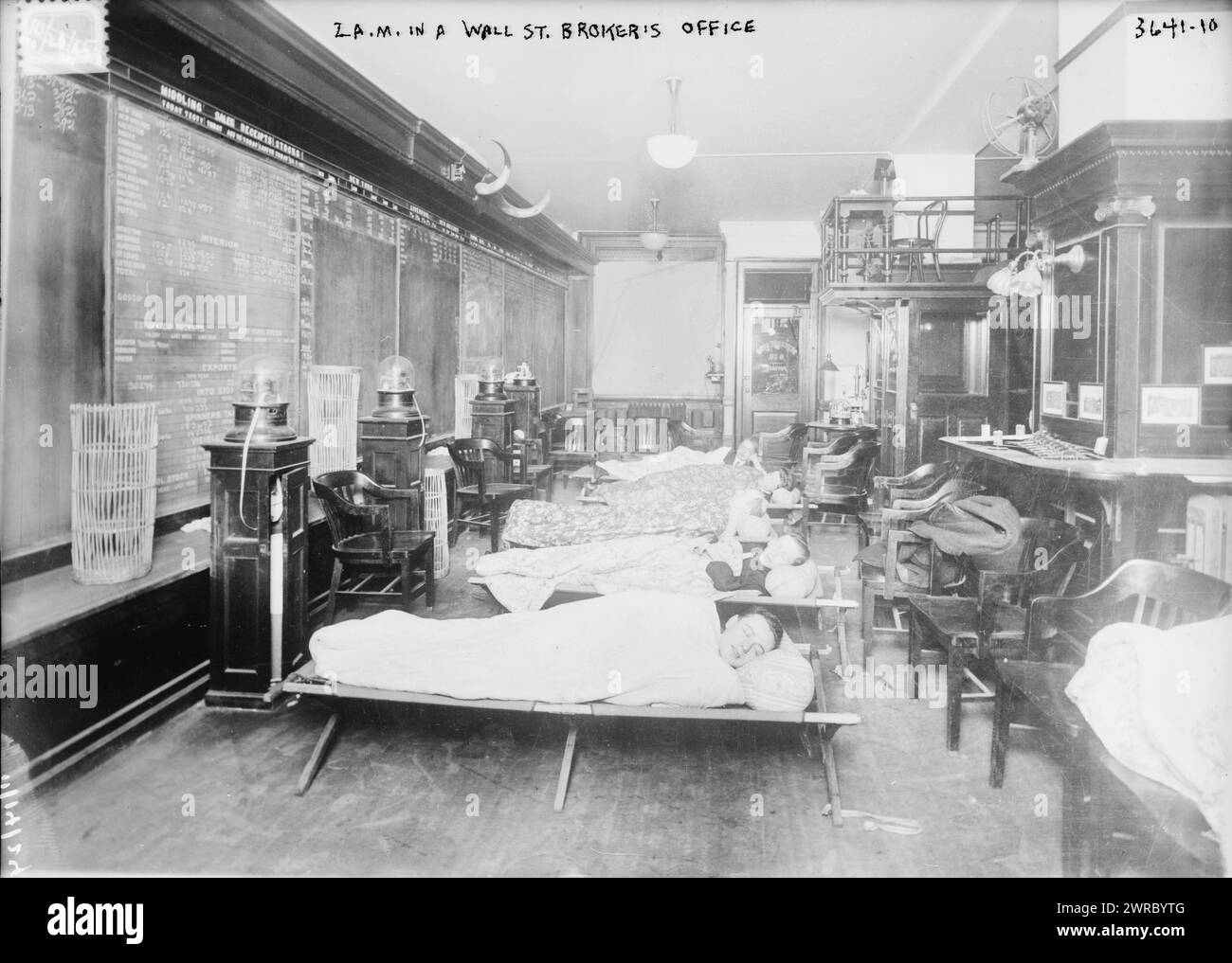 2 A. M. nell'ufficio di un broker di Wall St., tra ca. 1910 e ca. 1915, Glass negative, 1 negativo: Glass Foto Stock