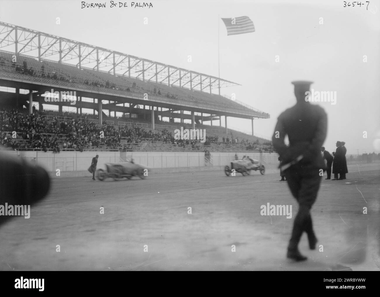 Burman & De Palma, foto mostra i piloti di auto da corsa Bob Burman e Ralph de Palma (1882-1956) in pista. Ralph de Palma ha vinto la 500 miglia di Indianapolis 1915., tra ca. 1910 e ca. 1915, Glass negative, 1 negativo: Glass Foto Stock