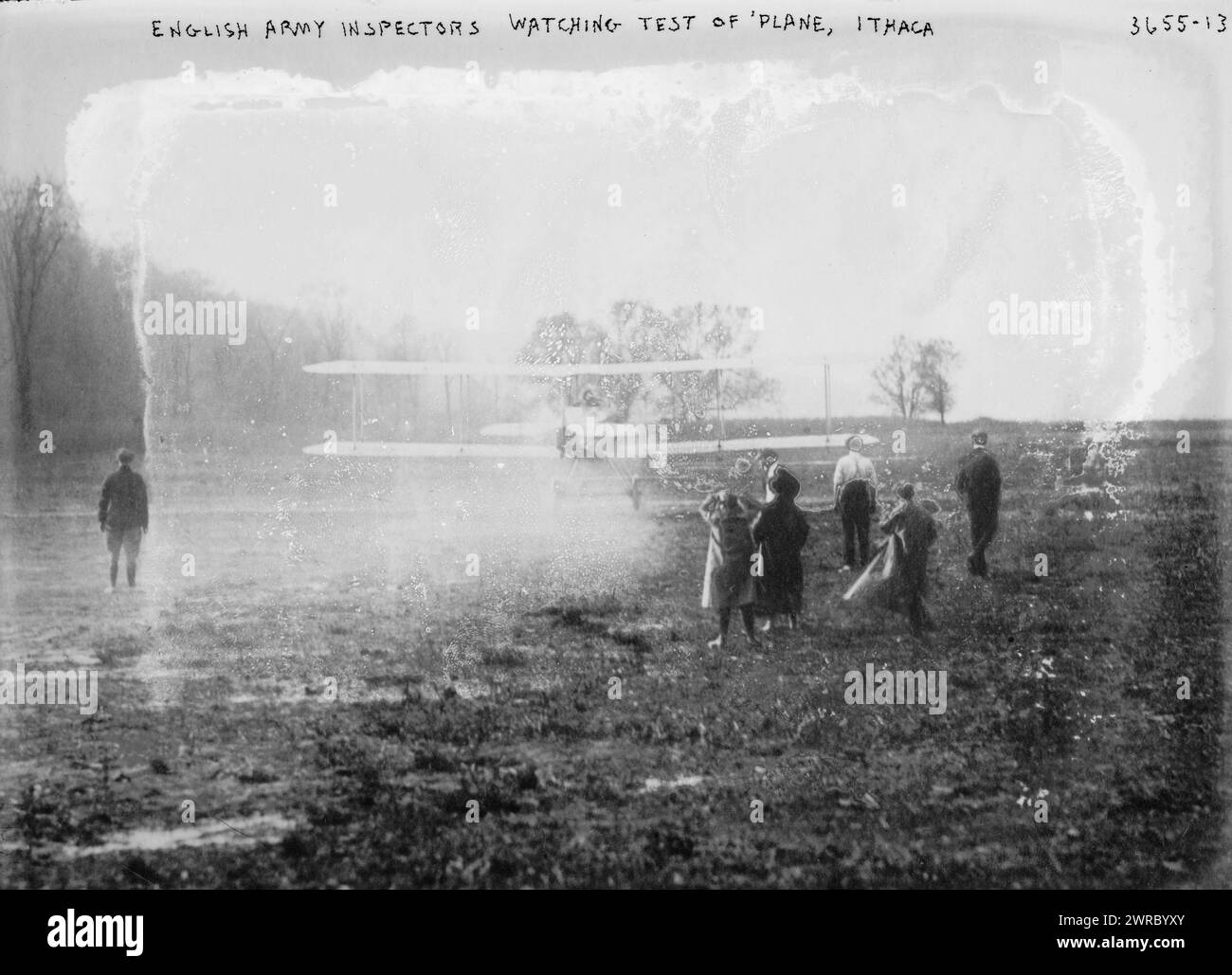Ispettori dell'esercito inglese che controllano il test dell'aereo, Itaca, tra ca. 1910 e ca. 1915, Itaca, Glass negative, 1 negativo: Vetro Foto Stock