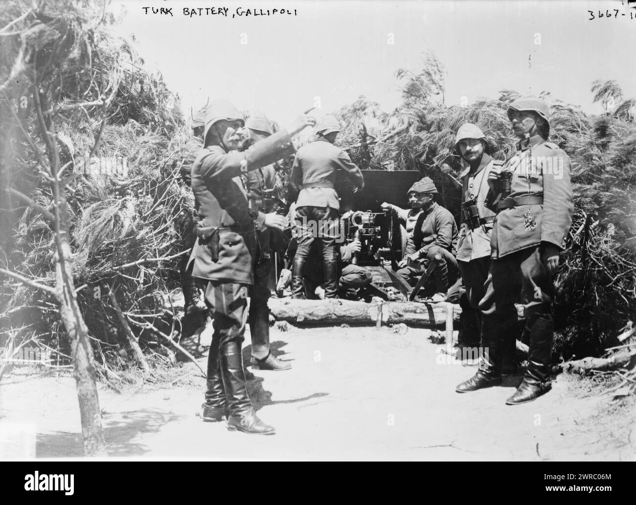 La fotografia della batteria turca, Gallipoli, mostra i soldati e i cannoni ottomani durante la campagna di Gallipoli che ebbe luogo nella penisola di Gallipoli nell'Impero Ottomano (ora Gelibolu, Turchia) tra aprile 1915 e gennaio 1916 durante la prima guerra mondiale, tra il 1915 e il 1916, Glass negative, 1 negative: Glass Foto Stock