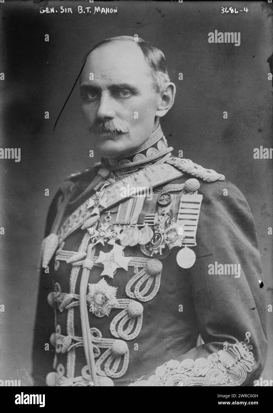 Gen. Sir B.T. Mahon, la fotografia mostra il generale Sir Bryan Thomas Mahon (1862-1930), un generale dell'esercito britannico e senatore dello Stato libero d'Irlanda. 1910 e ca. 1915, Glass negative, 1 negativo: Glass Foto Stock