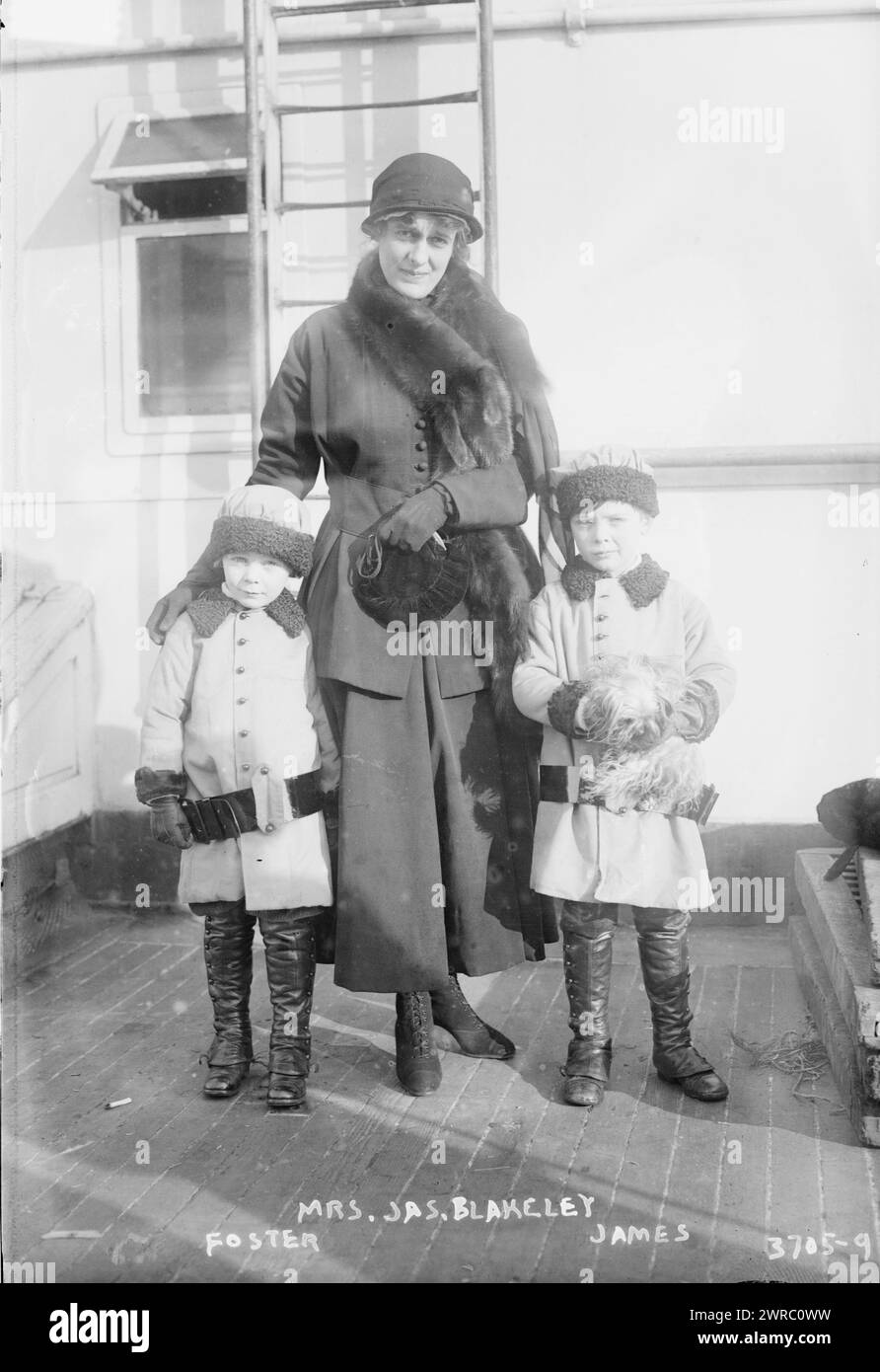 Signora Jas. Blakeley, Foster & James, la fotografia mostra la signora James Blakeley (Grace Riopelle) e i suoi figli a bordo della nave americana St. Paul quando arrivò a New York il 20 dicembre 1915., 1915 dicembre 20, Glass negative, 1 negative: Glass Foto Stock Signora Jas. Blakeley, Foster & James, la fotografia mostra la signora James Blakeley (Grace Riopelle) e i suoi figli a bordo della nave americana St. Paul quando arrivò a New York il 20 dicembre 1915., 1915 dicembre 20, Glass negative, 1 negative: Glass Foto Stock