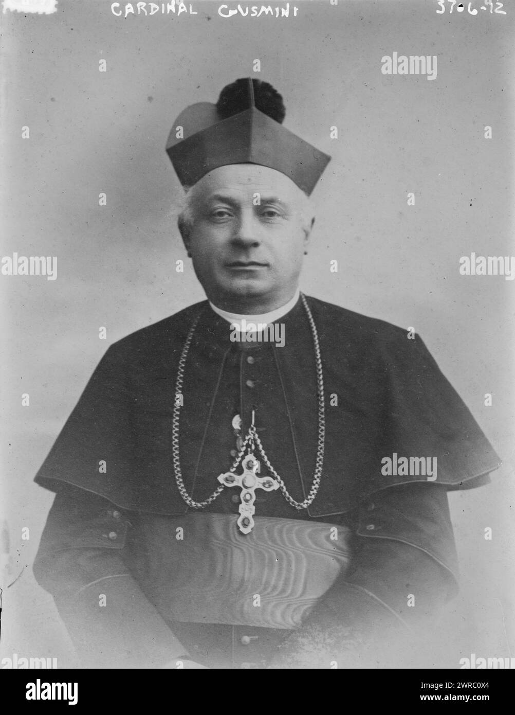 La fotografia del cardinale Gusmini mostra Giorgio Gusmini, proclamato cardinale della Chiesa cattolica il 6 dicembre 1915. 1910 e ca. 1915, Glass negative, 1 negativo: Glass Foto Stock