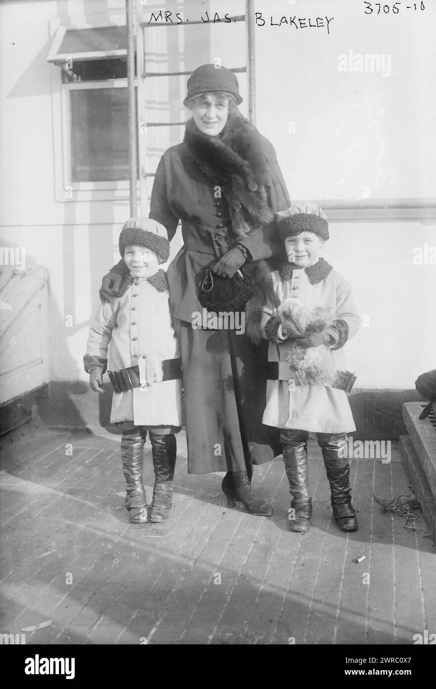 Signora Jas. Blakeley, la fotografia mostra la signora James Blakeley (Grace Riopelle) e i suoi figli, Foster e James, a bordo della linea americana St. Paul quando arrivò a New York il 20 dicembre 1915., 1915 dicembre 20, Glass negative, 1 negative: Glass Foto Stock Signora Jas. Blakeley, la fotografia mostra la signora James Blakeley (Grace Riopelle) e i suoi figli, Foster e James, a bordo della linea americana St. Paul quando arrivò a New York il 20 dicembre 1915., 1915 dicembre 20, Glass negative, 1 negative: Glass Foto Stock