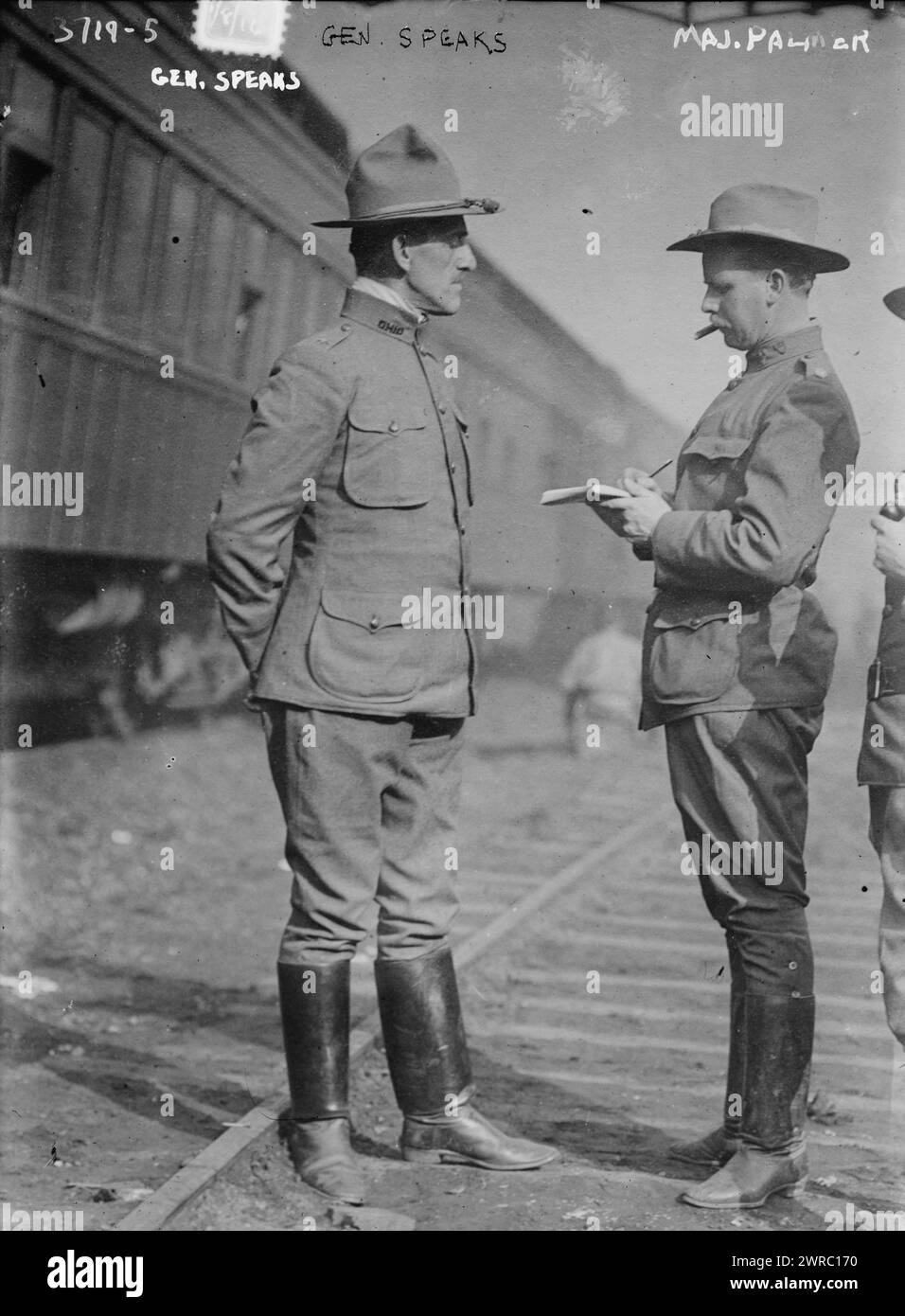 Gen. Speaks, Major. Palmer, la fotografia mostra il generale di brigata John C. Speaks (1859-1945), il comandante della seconda brigata, la Guardia Nazionale dell'Ohio, e il maggiore Robert D. Palmer, aiutante generale della Guardia Nazionale dell'Ohio durante lo sciopero dell'acciaio di Youngstown., 1916 gennaio 8, Glass negatives, 1 negative: Glass Foto Stock