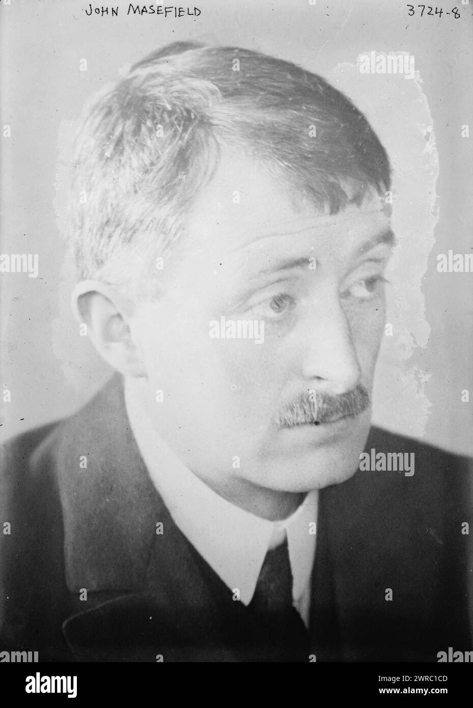 John Masefield, la fotografia mostra il poeta e scrittore inglese John Edward Masefield (1878-1967) che fu poeta laureato del Regno Unito (1930-1967). 1910 e ca. 1920, Glass negative, 1 negativo: Glass Foto Stock