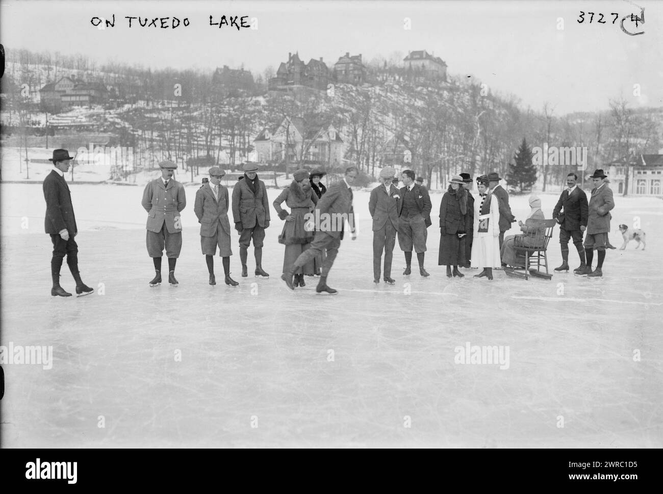 Sul lago Tuxedo, la fotografia mostra i pattinatori sul lago Tuxedo, Tuxedo Park, New York State. 1910 e ca. 1920, Glass negative, 1 negativo: Glass Foto Stock