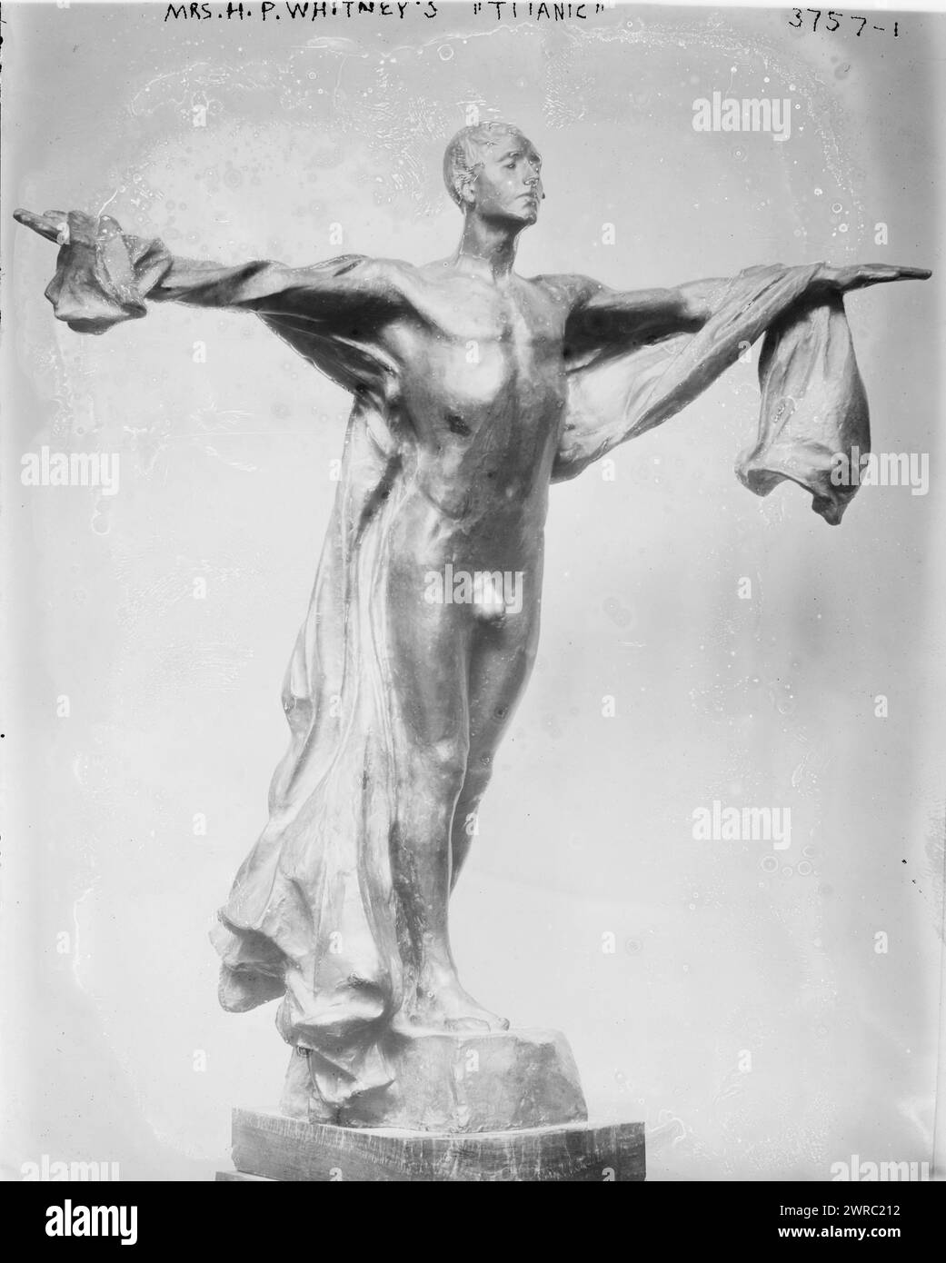 "Titanic" della signora H.P. Whitney, la fotografia mostra una figura modello per il Titanic Memorial di Washington, D.C. dello scultore Gertrude Vanderbilt Whitney. 1915 e ca. 1920, Glass negative, 1 negativo: Glass Foto Stock